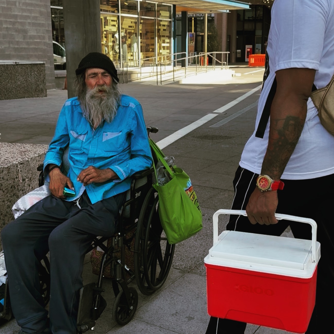 This Father’s Day, Jay and Keona from REACH One Foundation hit the streets with water, snacks, and open hearts.
This is what outreach looks like compassion, conversation, and connection.
Amplifying the voices of the unheard. Making the invisible VISIBLE!!
Every story matters. Every life counts.
#REACHOneFoundation #FathersDay2025 #StreetOutreach #TellMeYourStory #PathToRecovery #CompassionInAction #MakeoverMissions #HopeOnTheMove #ServeWithLove #HumanKindness