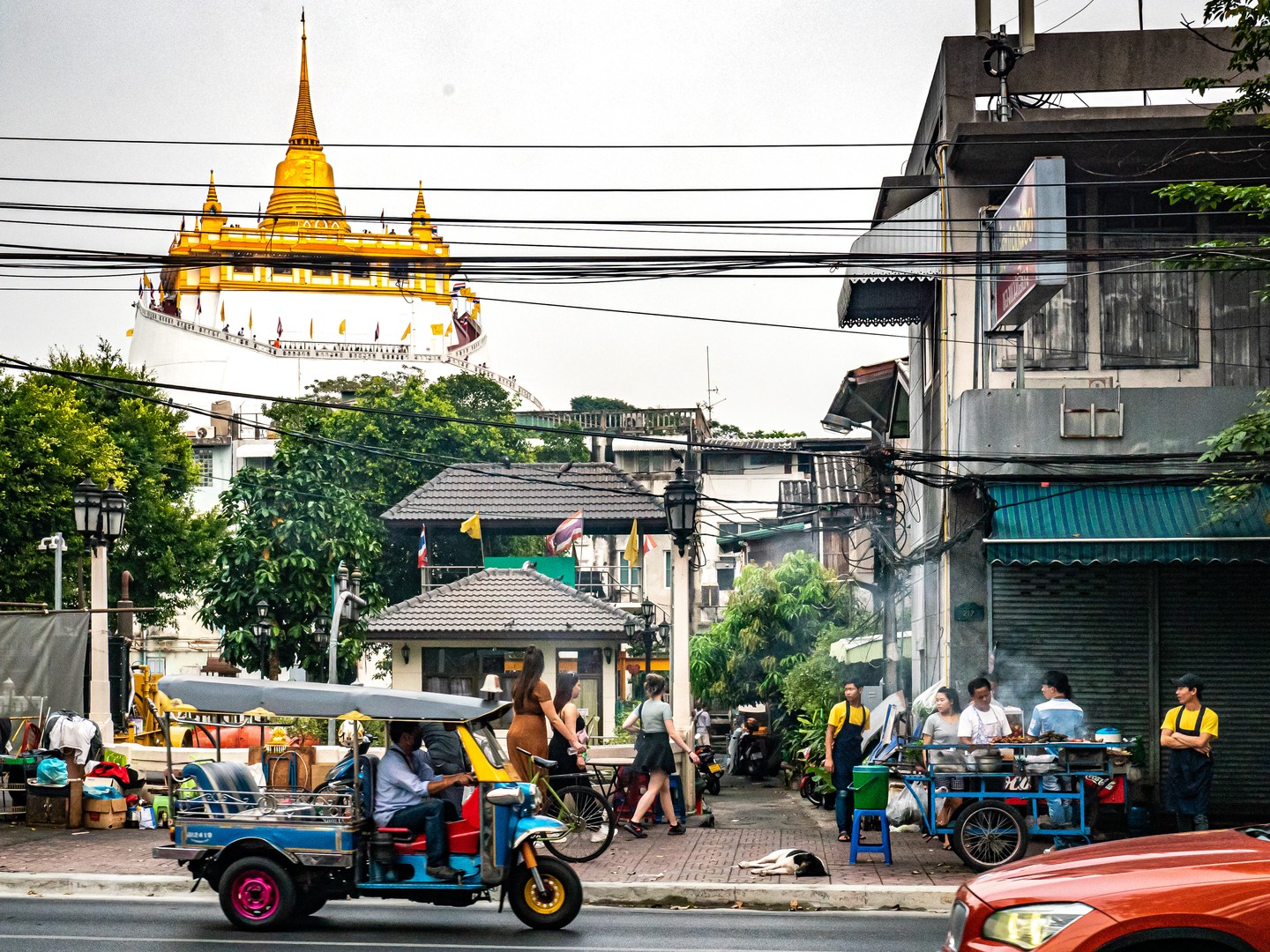 📷✨ Ever wanted to photograph Bangkok like a pro? Join our photowalks and get the most authentic experience. Discover hidden gems and capture stunning shots! 🌆 Link in Bio #Bangkok #Photography #TravelGoals #Photowalk