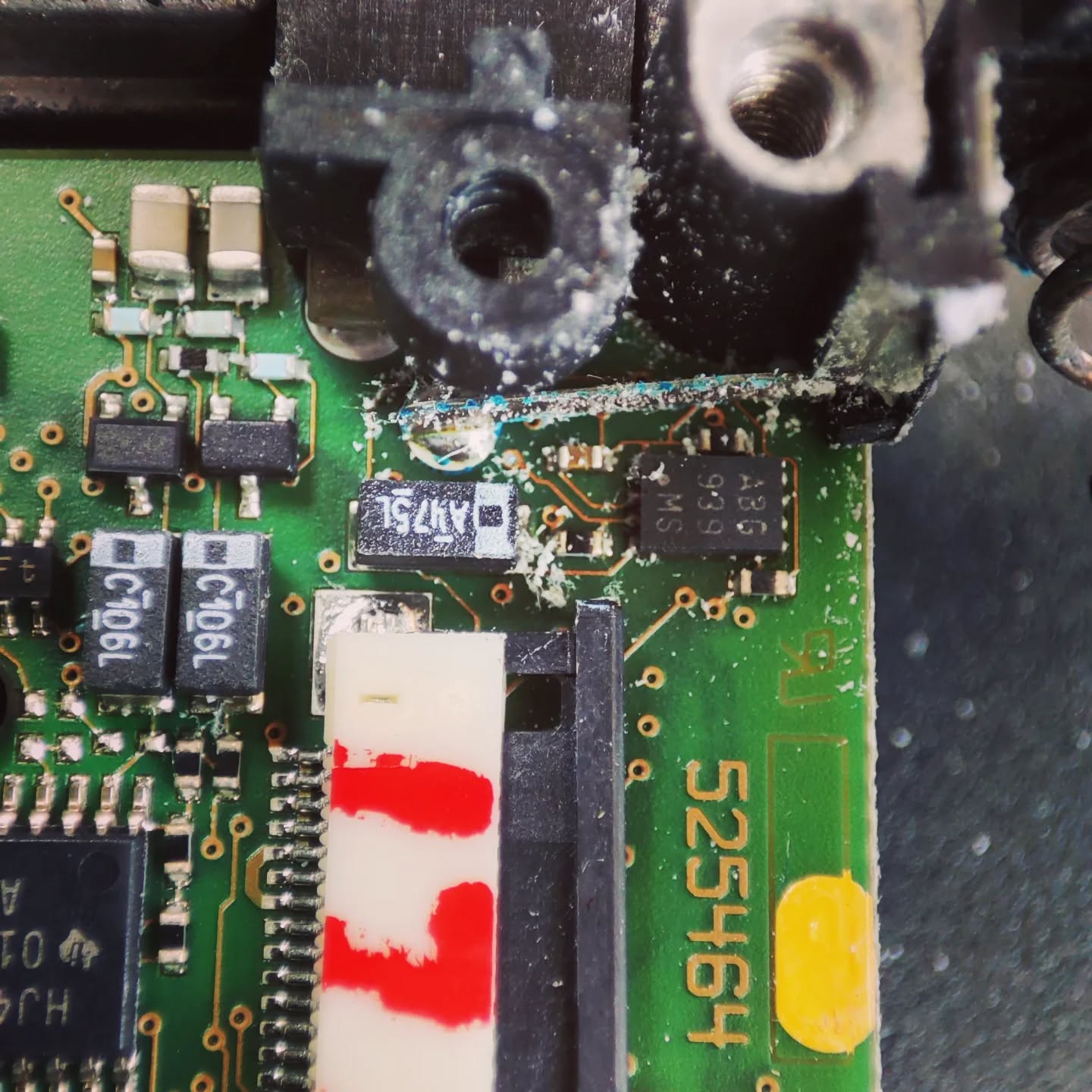 Sale temps pour cet émetteur :/
#electronicrepair
#audiorepair
#workbench
#amptech
#coffee