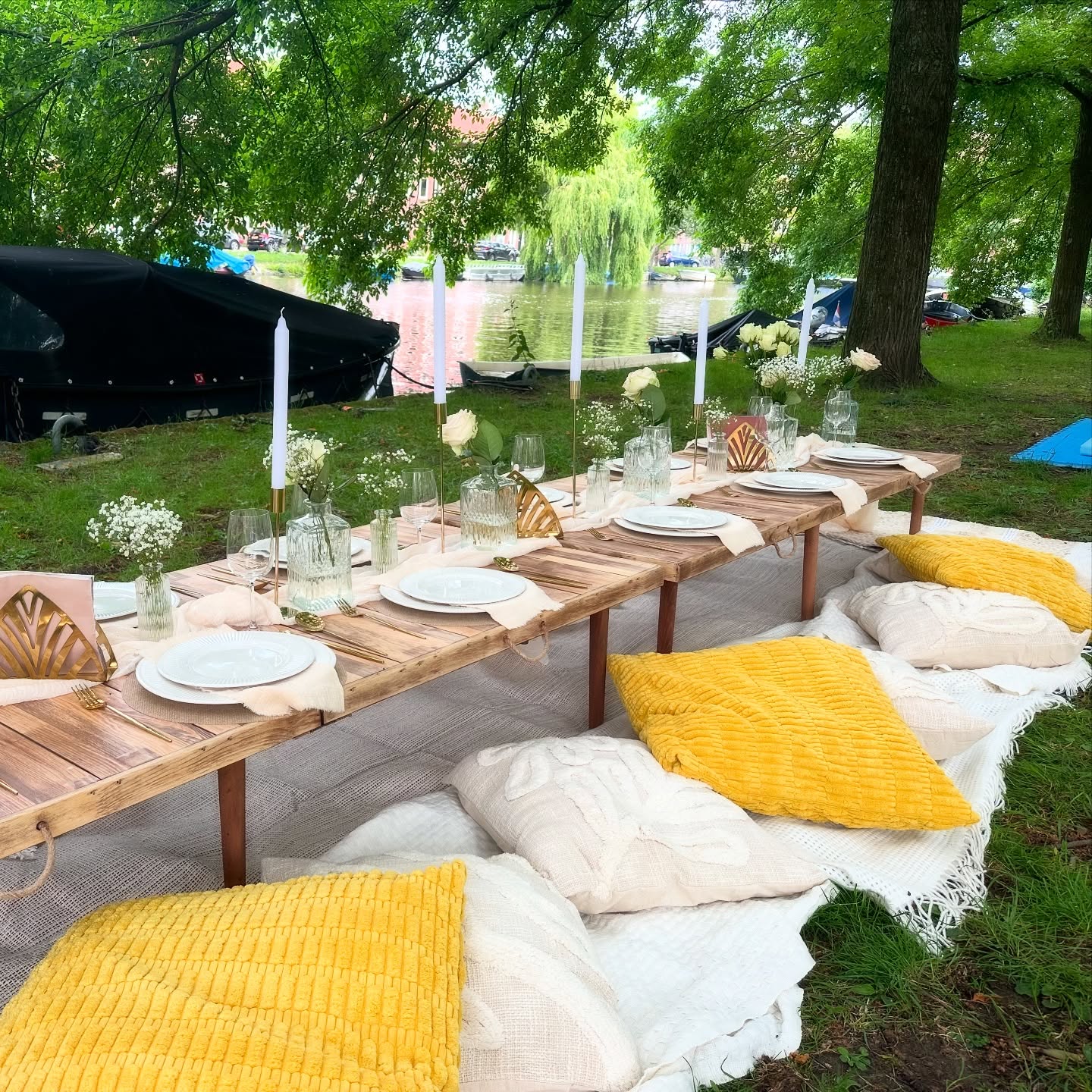 This is exactly the kind of picnic we LOVE to create. Every detail is prepared with care, from the fresh flowers to the cozy pillows. A low wooden table, surrounded by nature, right in the heart of Amsterdam, perfect for celebrating special moments with the people you love.
We can also add some soft areas to personalize your event even more, making it extra cozy and unique for you and your guests.
Whether it’s for a birthday, baby shower, get-together, or simply to enjoy a different kind of day.
Want to plan yours? Just send me a message. Let’s create something unforgettable together.
#luxurypicnic #minimunchkins #eventswithlove #cozydecor #deluxepicnic #specialmoments #parkparty #familytime #amsterdam #heartofamsterdam
