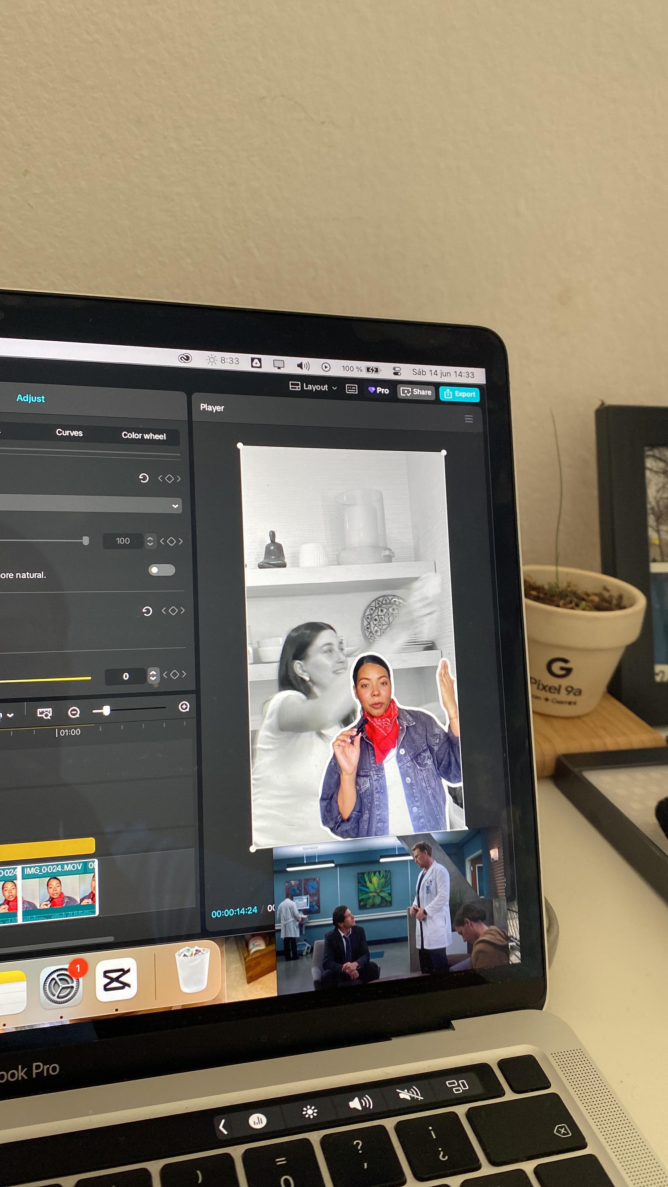 📹 Sácale todo el jugo a tu presente y muestra tu proceso.
Tú ves ese proceso todos los días, y para ti ya no parece especial.
Preparar la caja del pedido. Revisar los detalles. Afinar una presentación. Borrar y rehacer.
Pero para quien está del otro lado… esa parte que tú consideras “mínima” es la que revela tu estándar, tu entrega, tu mente en acción.
Y eso ¡genera confianza! 💕 Deja tu mayor duda sobre documentar para tu contenido en los comentarios.