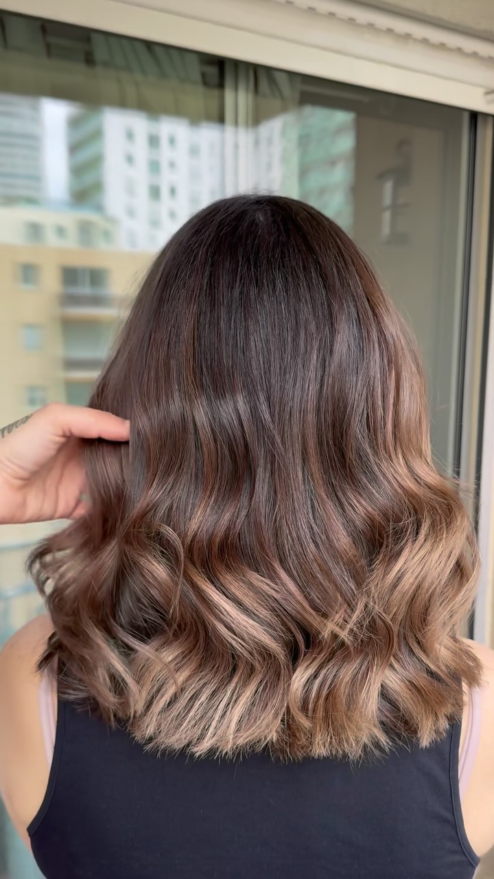 Un magnifique avant après sur ma sublime Nisreen ❤️
J'ai de la chance d'avoir des clientes en or vraiment ! @nisreen44
#CoiffureADomicile #CoiffeuseParis #HairByMe #CoiffureParis #CoiffeuseIDF #ParisHairStylist #BeautyAtHome #CoiffeuseÀDomicile #HairTransformation #HairGoals #BalayageParis #CoiffureFemme #HairCareParis #ColorationParis #Coiffure2025 #ombrehaircolor #ombrehairstyle