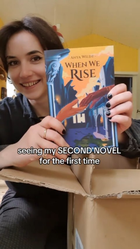 If you haven't gotten yours yet, run don't walk! 🏃♀️💨 Available anywhere books are sold.
And if you have, tell me your fav thing about the cover 👀