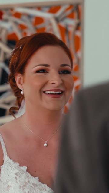 Quelques minutes avant de dire « oui » 👰♀️
Des images de la préparation d’Ophelie, entourée de ses proches dans une ambiance douce et bienveillante.
Robe, maquillage, coiffure, derniers ajustements… tout se met en place avant le grand moment !
Filmer les préparatifs, c’est se saisir d’un instant suspendu dans le temps. Le dernier moment avant que deux personnes s’unissent. Les échanges complices de vos proches, les émotions discrètement dissimulé (ou pas) derrière le maquillage 💄
#mariage #wedding #weddingday #weddinginspiration #weddingfilm