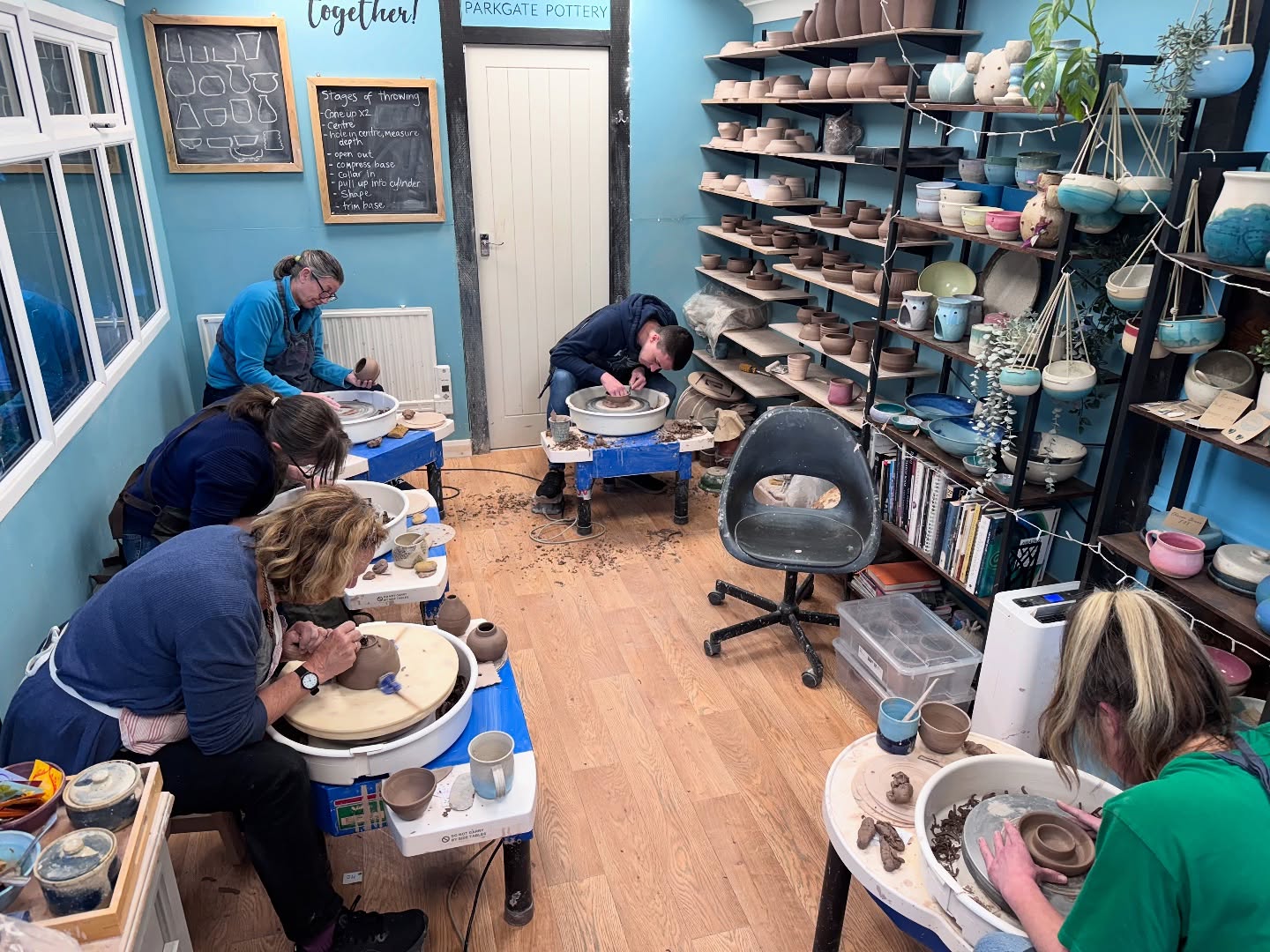 Just one space left for the latest daytime 5 week wheel throwing course starting Thursday 7th Aug 10-12.30pm. We’ll be throwing for 3 weeks, 1 week of turning pots and after a weeks break for the pots to be bisque fired we’ll then be glazing, so you get to see the process through from start to finish. Book online and hope to see you on the wheel soon!
#potteryclassessurrey #wheelthrowingclasses #parkgatepottery