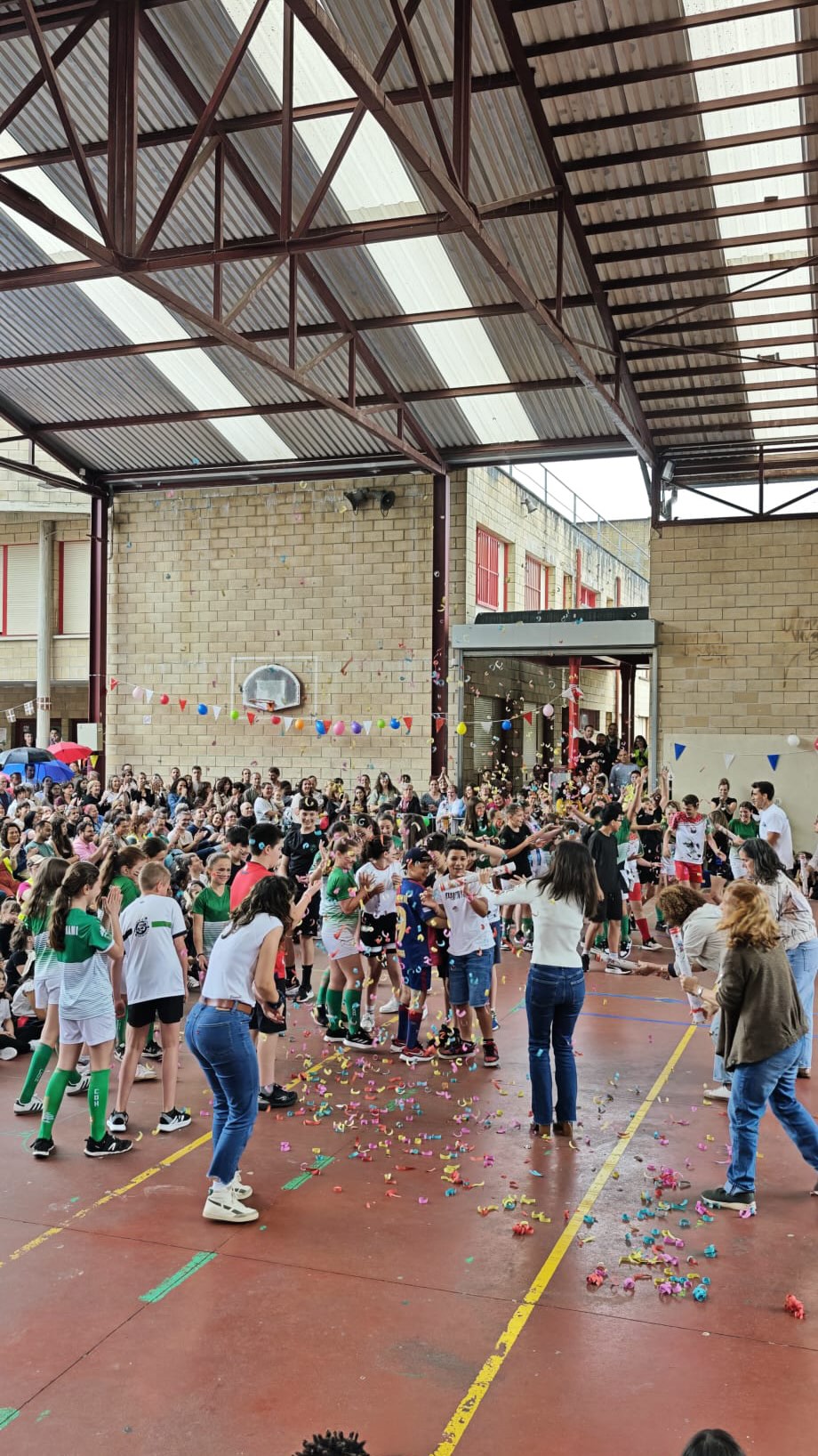 ✨✨🗺️🌍Jaialdia 2025 ospatu dugu, aurten Elizatxotik mundura lelopean.
Eskerrik beroenak eman nahi dizkiegu ikasleei, irakasleei, hezitzaileei, gurasoei eta familiei, euren parte-hartze eta laguntzagatik. Era berean, eskertu nahi ditugu boluntario eta laguntzaile guztiak, zuen eskuzabaltasunari esker posible baita halako egun bereziak ospatzea.✨✨🌏🗺️
Eskerrik asko hezkuntza-komunitate osoari ere.