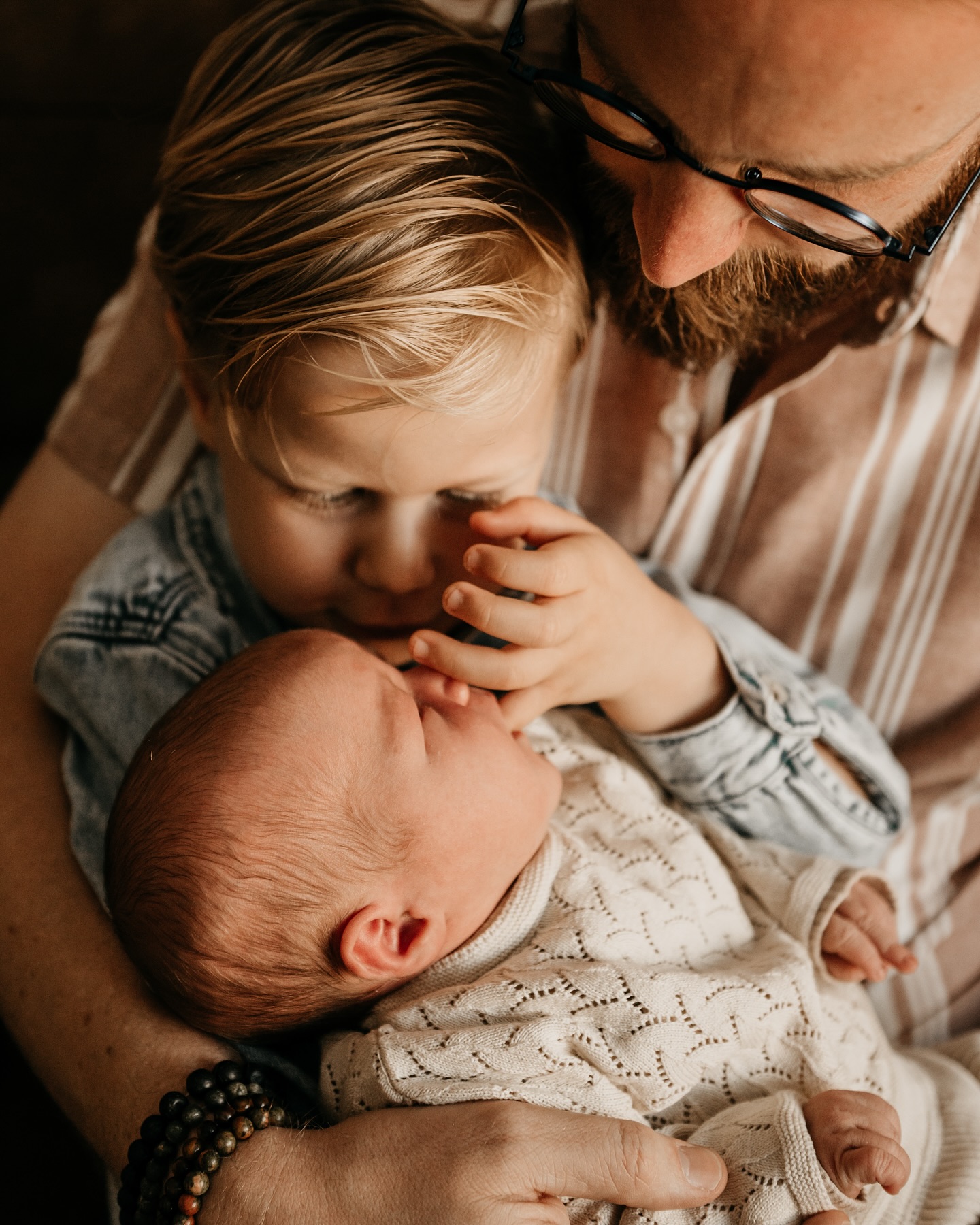 *VADERDAG*
Vandaag vieren we de vaders die altijd klaarstaan, wijze raad geven (gevraagd of niet), het invlechten van haren tot een kunst hebben gemaakt, altijd klaar staan voor een knuffel of een stoeibeurt, de lekkerste maaltjes voor je op tafel zetten, die je overal naartoe rijden op de bakfiets, bij wie je altijd op de nek of de arm mag als je te moe bent, en natuurlijk… de kunst van het wijnproeven tot in de perfectie beheersen.🍷
Wat mogen wij ons rijk rekenen als (Wijn)vaders! Ieder 2 bloedjes van kinderen die het elke dag de moeite waard maken om je bed weer uit te komen. En anders trekken ze je het bed wel uit als ze wakker zijn 😂
Daarom proosten we vandaag op alle vaders! Jong of oud, naast je of niet meer hier. Fijne Vaderdag!