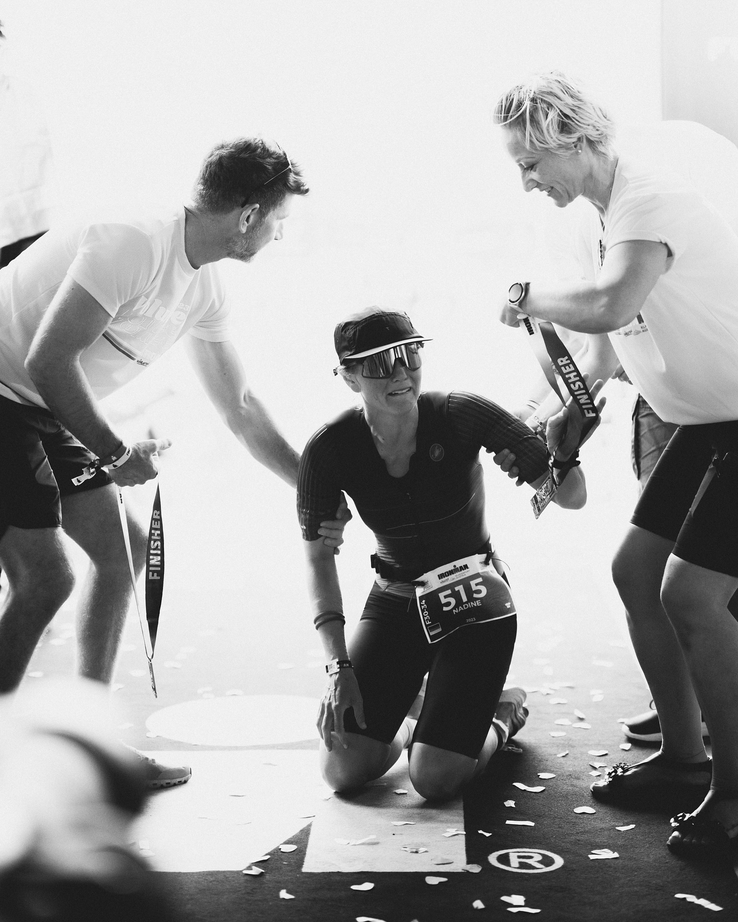 18.06.2023 Ironman Klagenfurt
Dieses Rennen hat mir wirklich alles genommen und gleichzeitig alles gegeben. 💫
Noch heute, nach 2 Jahren, steigen mir die Tränen in die Augen während ich das hier schreibe. Monatelang habe ich mich durch das Training gequält, mindestens ein Swimmingpool voller Tränen vergossen, nicht an mich geglaubt und bis zur letzten Sekunde gezweifelt überhaupt an diesen Start zu gehen.
Ich habe all meinen Mut zusammen genommen und mich getraut, um es mir selbst zu beweisen. Die ganzen Zweifel sollten nicht umsonst gewesen sein.
Ein überragendes Schwimmen, ein noch besseres Radfahren und ein sorry „durchkotzter“ Marathon, ein Tag den ich niemals vergessen werde!
Auch wenn ich danach in ein noch tieferes Loch gefallen bin, aus dem ich glücklicherweise wieder herausgekommen bin, hat mir dieser Tag gezeigt, wie nah Freude und Leid zusammenliegen und ich alles schaffen kann! Ich muss nur mutig sein!!
Danke Ironman Austria… aber eigentlich haben wir zwei noch eine Rechnung offen 🩶
Irgendwann…. maybe!
#throwback #ironmanaustria #memories
📸 @carla.nagel / @marcelhilger