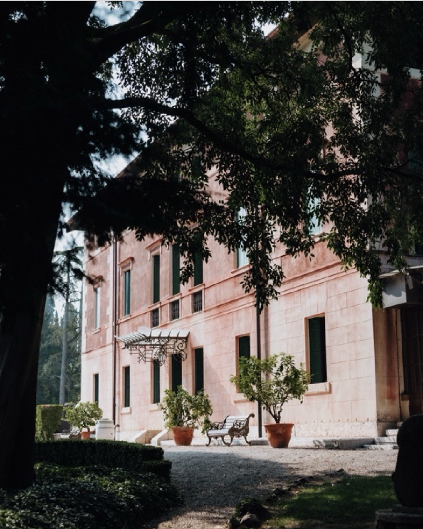 Ein Wochenende wie aus dem Kino.🤍
Villa dei Cipressi, flirrende Hitze, ein Paar voller Liebe – und ein Team, das keine Wünsche offengelassen hat.
🤍Zwischen kunstvoller Eleganz und emotionalem Chaos (die gute Sorte!) durfte ich mit meiner Kamera eintauchen und festhalten, was bleibt: Nähe, Leichtigkeit, diese kleine Gänsehaut vor dem Ja-Wort.
Danke an das wunderbare Team und an das Vertrauen vom Brautpaar 💕
🤍Und ja – ein Hauch von Dolce Vita war natürlich auch dabei. Weil’s in Italien eben nie nur eine Hochzeit ist, sondern immer ein ganzes Lebensgefühl.
#dolcevita #italienhochzeit #editorialwedding #villadeicipressi #destinationweddingitaly #weddingphotographeritaly #hochzeitsfotografitalien #gardaseewedding #fineartwedding #luxuryweddingitaly #intimatewedding
Un weekend da film.🤍
Villa dei Cipressi, il caldo che vibra nell’aria, una coppia innamorata – e un team che ha creato qualcosa di davvero magico.🤍 grazie davvero di cuore allo staff e alla coppia per la loro fiducia
Tra eleganza autentica ed emozioni vere (quelle belle!), ho avuto il privilegio di raccontare con la mia macchina fotografica ciò che conta davvero: la connessione, la leggerezza, quella pelle d’oca prima del sì.
E sì – un tocco di Dolce Vita non poteva mancare. Perché in Italia un matrimonio non è mai solo un evento… è sempre un vero stile di vita.
#dolcevita #matrimonioinitalia #editorialwedding #villadeicipressi #destinationweddingitaly #weddingphotographeritaly #fotografamatrimoniitalia #matrimoniosul Lago #fineartwedding #luxuryweddingitaly #intimatewedding