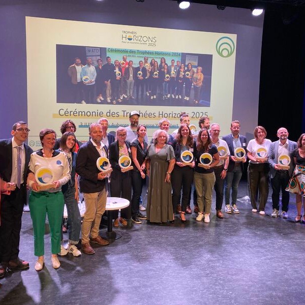 Il progetto ATRE PROJECT - Low Carbon Travel, di cui siamo stati partner, ha vinto ai Trophées Horizons 2025 nella categoria “Sensibilizzazione del pubblico e comunicazione responsabile”.
Obiettivo del progetto? Aiutare i viaggiatori, i professionisti del turismo e i fornitori di servizi a comprendere, misurare e ridurre l'impronta di carbonio dei viaggi e per farlo abbiamo sviluppato 3 strumenti:
🧳 Climact': un gioco per sensibilizzare i viaggiatori su questi temi in modo divertente
🌍 Klimaphil: un'applicazione per i fornitori di servizi turistici
💻 "Low-carbon travel - the guide": formazione online per i professionisti del turismo. Ringraziamo i nostri partner e vi invitiamo a scoprire gli strumenti su www.lowcarbontravel.net/