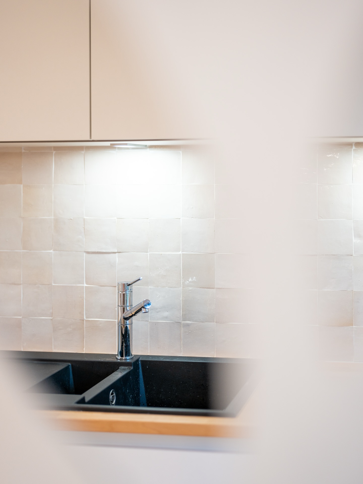 Le carrelage, bien plus qu’un simple revêtement ! ✨
Il habille la pièce, lui donne du caractère, une ambiance.
C’est la touche de couleur qui réveille une salle de bains, qui donne du rythme à une cuisine ou qui sublime une entrée. 🤩
🎨 Il se décline en matières variées – effet pierre, bois, béton, zellige… – pour créer des ambiances chaleureuses, contemporaines ou authentiques.
Et en plus d’être esthétique, il protège les surfaces et résiste dans le temps : un allié pratique autant que décoratif. 👌🏽
En bref, le carrelage, c’est le détail qui change tout.
Tu veux réveiller une pièce ? Pense à lui !
#carrelageintérieur #architecteinterieur #architecture #carreauxdefaïence #renovations #conseilsdeco #carrelages