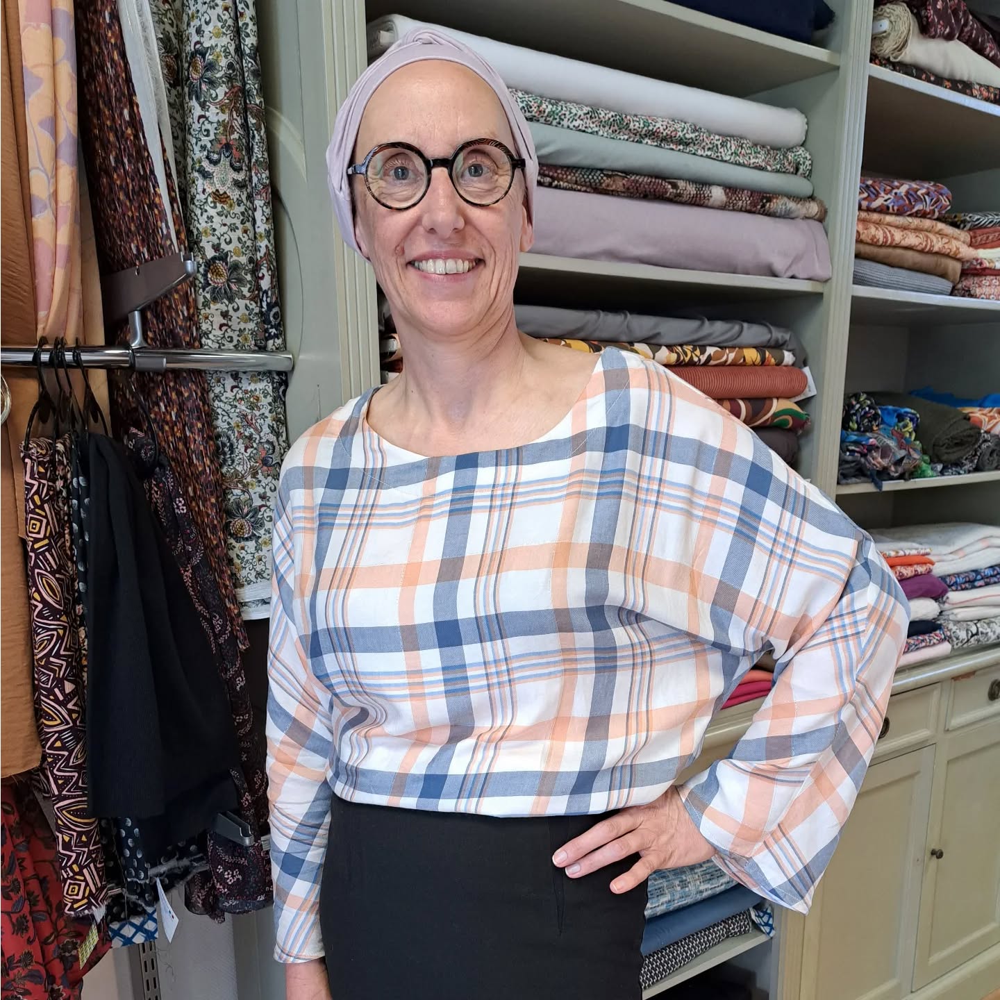 Patricia peut être fière de son haut en carreaux, tissu @lescreativesdinan
Pour une 1ère réalisation dans une viscose ,Bravo 👍
Les ateliers libres sont accessibles pour répondre à vos besoins surtout pour vous aider sur vos projets sur mesure.