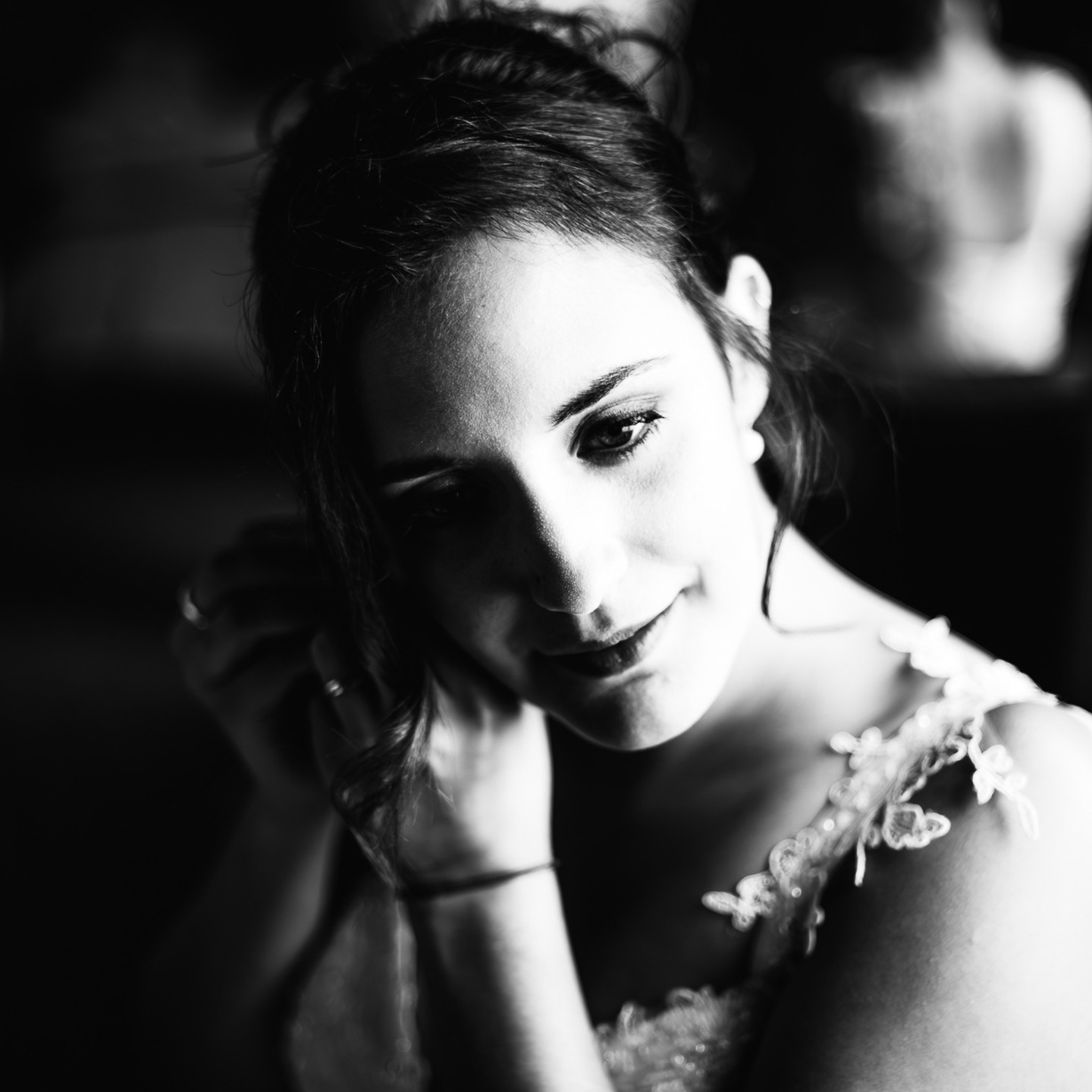 Quelques heures avant le grand « oui », dans l’intimité de la préparation.
Un shooting boudoir, l’attente, les frissons, les regards rêveurs, le cœur qui bat un peu plus fort…
Parce que ce jour-là, tout est unique.
#mariage #wedding #weddingphotography #photographemariage #instagoods #portrait_shooterz #portrait_mood #portrait_universe #sonyalpha #sonyphotogallery #sonyalphasclub #sonyalphaportrait #sonyalphaclub #suisseromande #model #a7iii #valais
