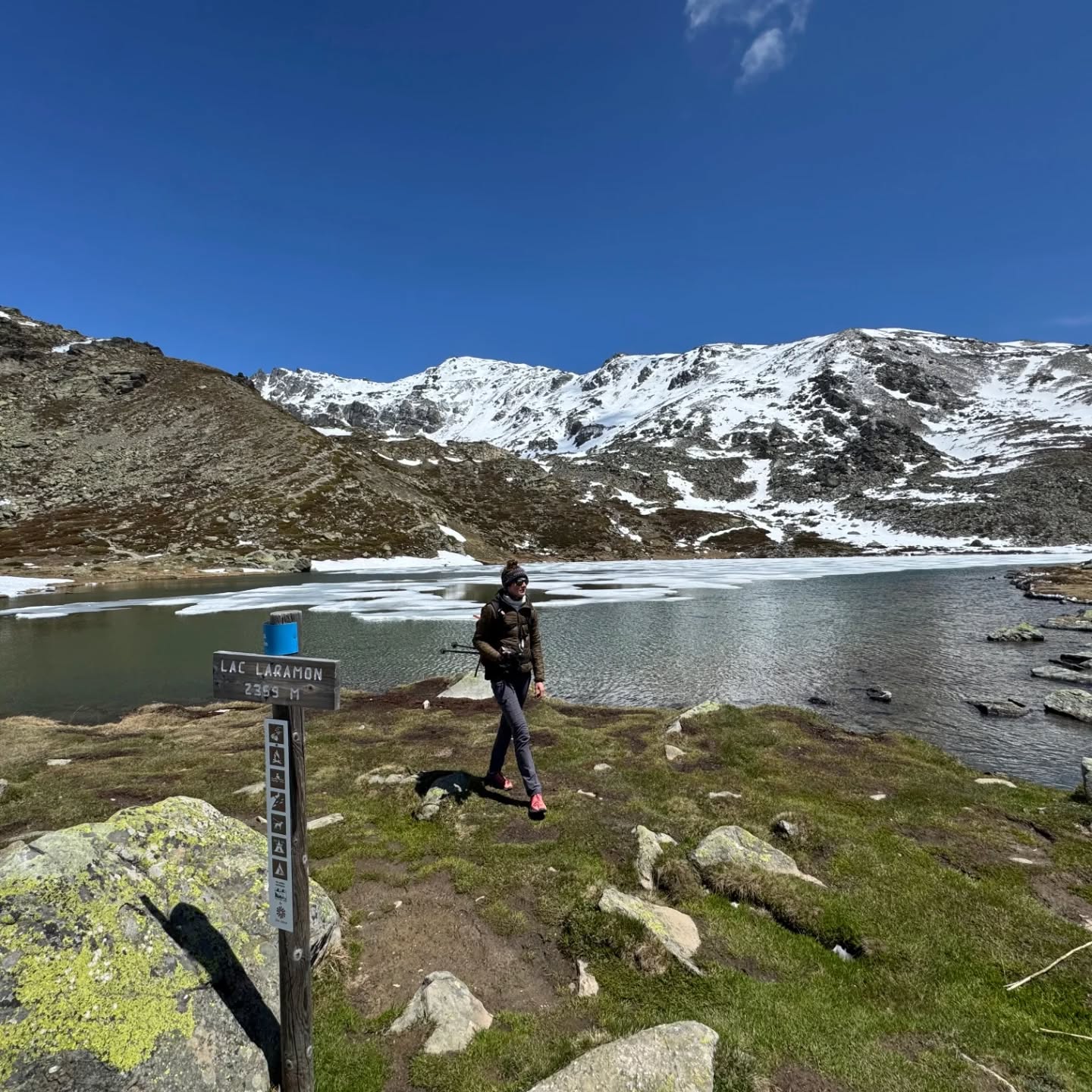 💐Wat een voorrecht om enkele weken geleden opnieuw een Passagetocht te mogen begeleiden.
Ik heb er zó van genoten. Van de groep, van de openheid, van de kracht van de vallei.
Het voelde als thuiskomen — in mezelf, in het landschap, in het samen onderweg zijn.
Bloemen in bloei, alles vol leven, … en tegelijk die diepe rust die daar altijd weer te vinden is. 🙏🦋
Dankjewel aan alle moedige deelnemers die de tocht naar binnen én met elkaar zijn aangegaan. En aan @jurredescamps , voor het speelse en oh zo spontane co-begeleiden. 💚
🌷Heb je interesse om zelf ook eens op pad te gaan in de vallei? Ik ontmoet je graag voor een gratis en vrijblijvende kennismaking via www.passagetochten.fr
📸 Bedankt @pintenhi
Veel liefs,
Karlien
💝
#Passagetocht #OpTocht #PersoonlijkeOntwikkeling #Groepsproces #Thuiskomen #outdoortherapie #Vertragen #Zingeving #InnerlijkeReis #Dankbaar #Transformatie #SamenOnderweg