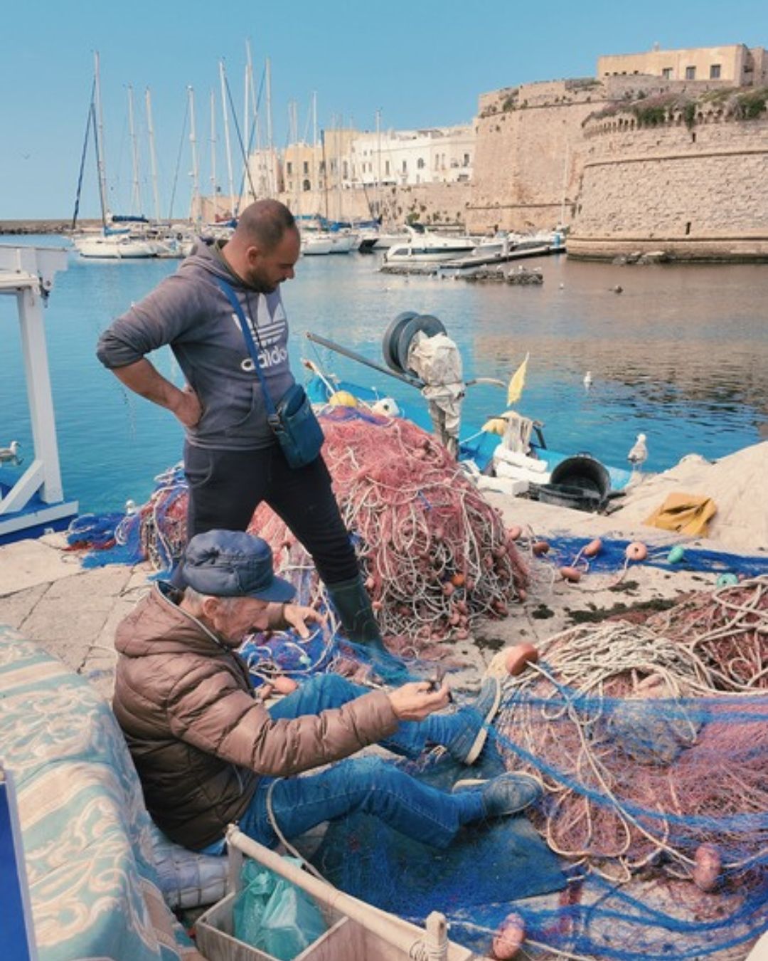 This is not a market, It’s a portrait of a way of life.
Nets in hand, salt on their skin — the fishermen of Gallipoli still mend their tools by the sea, as they always have.
The catch of the day isn’t delivered — it’s earned, one tide at a time.
In quiet piazzas, locals sell what they’ve grown, picked, dried or preserved — with stories as rich as the flavors.
A Caffè Leccese savored slowly in Nardò.
A Pasticciotto warm from the oven — born from tradition, not invention.
Every scene, every bite, every person you meet here —
it’s all part of the same beautiful rhythm:
simple, true, and unforgettable.
📍 With Puglia Bike Experience, you don’t just ride through this land.
You taste it. You meet it. You feel it.
#pugliabikeexperience #leccebiketour #pugliabikerental #cyclinginpuglia #publiabiketours #hikingpuglia #luxurytravelitaly #leccebikerental #slowtravelpuglia #pugliahikingtour #pugliabiketour #pugliaadventures