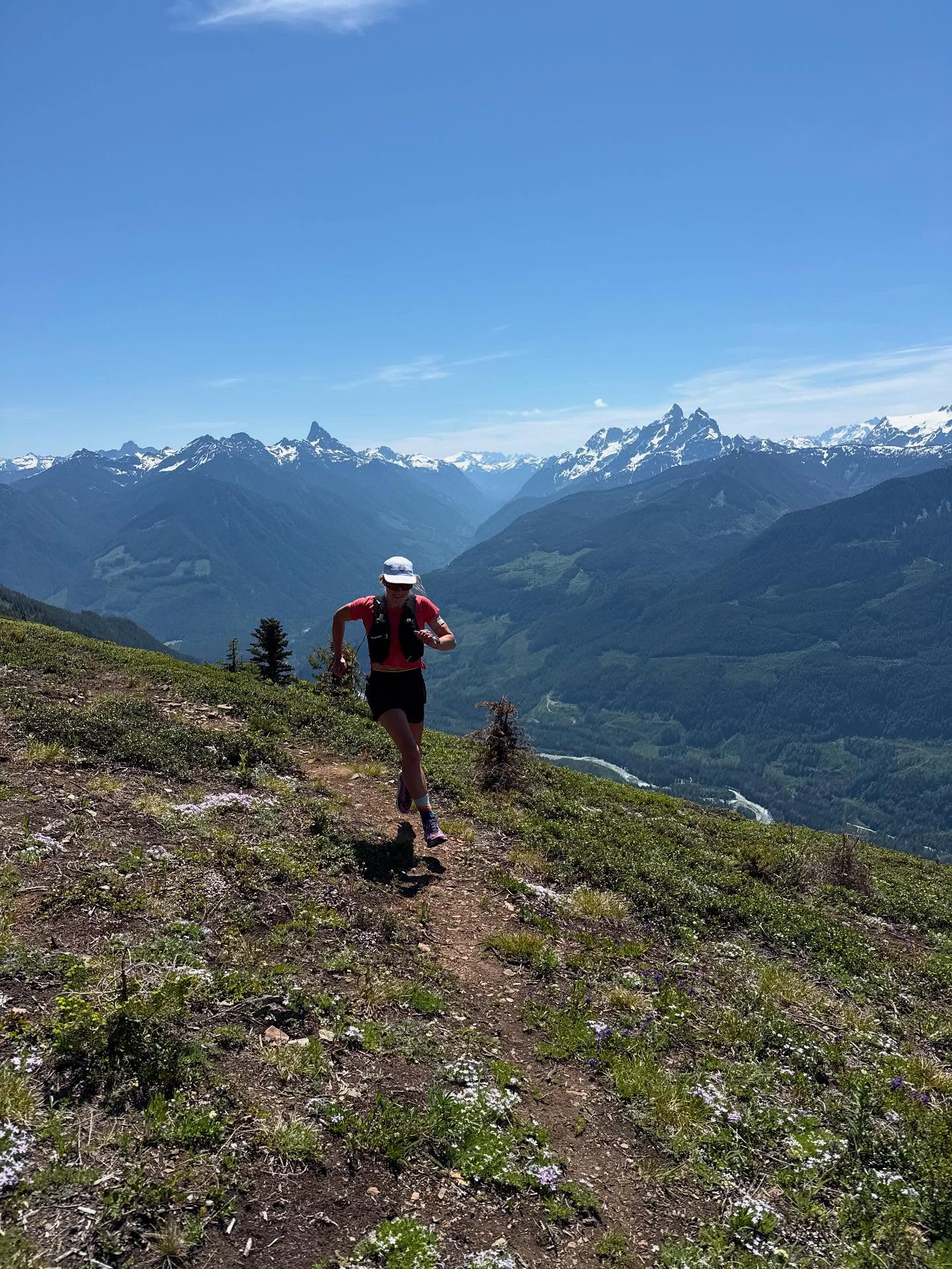 Life lately 😌💛✨
As time continues to swiftly pass on by, I can’t be anything but grateful for the last few months of fantastic busyness life has sent my way..! Keeping my feet and head grounded between it all with lots of time spent on trail and chasing early alpine with some incredible company, slowly and surely chipping away at mountain fitness for the season ahead!! And filling my cup extra with taking care of our trails ahead of @thecoastermarathon and spending lots of important time with the humans and floofs that we love, sharing good food and chill times 😌✨
Only ~11 weeks to keep getting mountain fit for CCC @utmbworldseries ..!! In the mean time, stoked to kick off this focused time of training @coastline.endurance Kusum Klimb this weekend!! Pitter patter, let’s get at er’!!!
Happy Adventures all!!
#alpine #friends #training #trails #happiness #trailtherapy #trailrunning