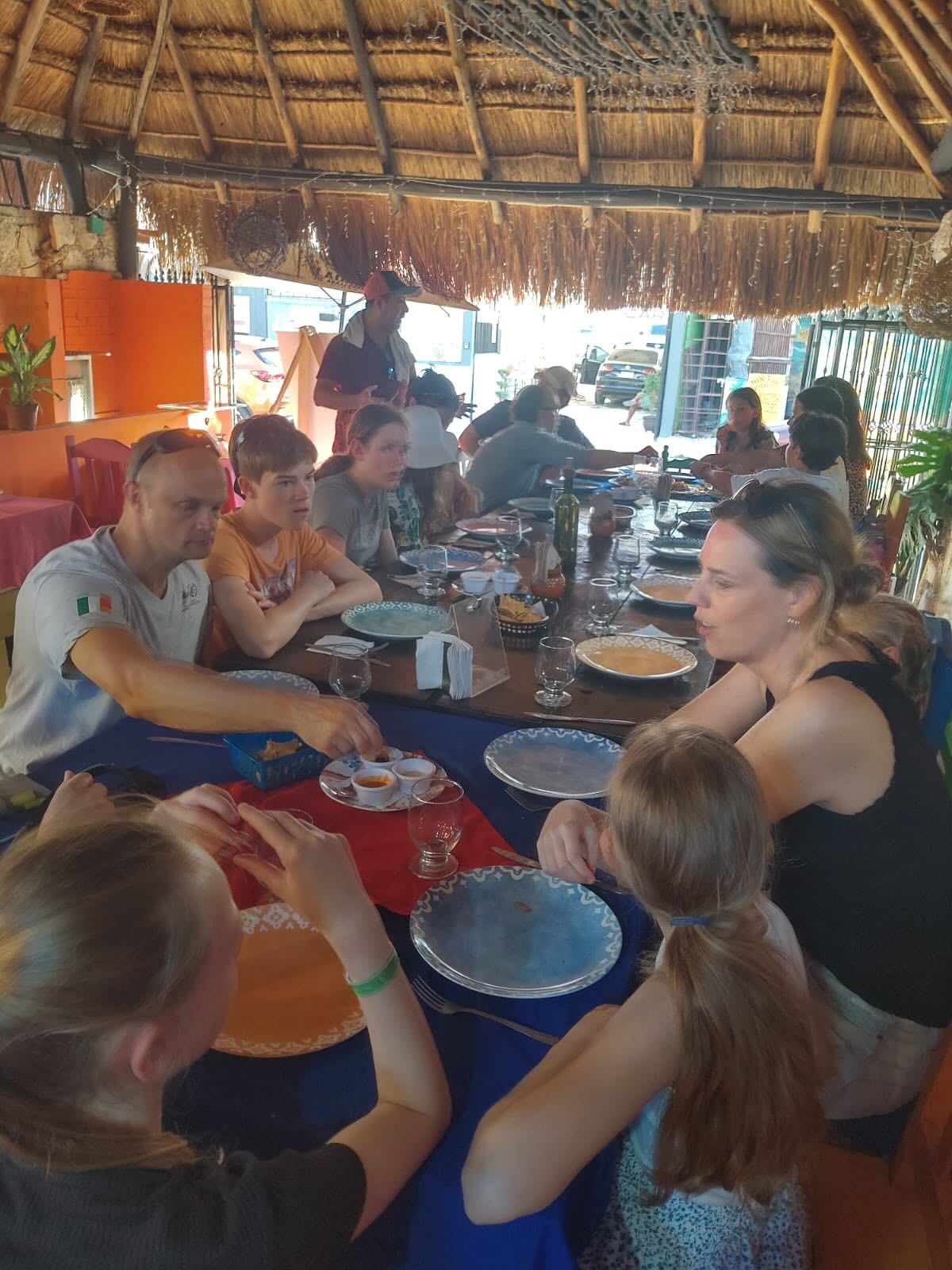 Don’t know what to do for dinner? Grab your family and get ready to explore a taste of Mexico all through our Playa del Carmen🇲🇽🌯🌮 #tastyfood😋 #mexico #playadelcármen #taco #foodie #family