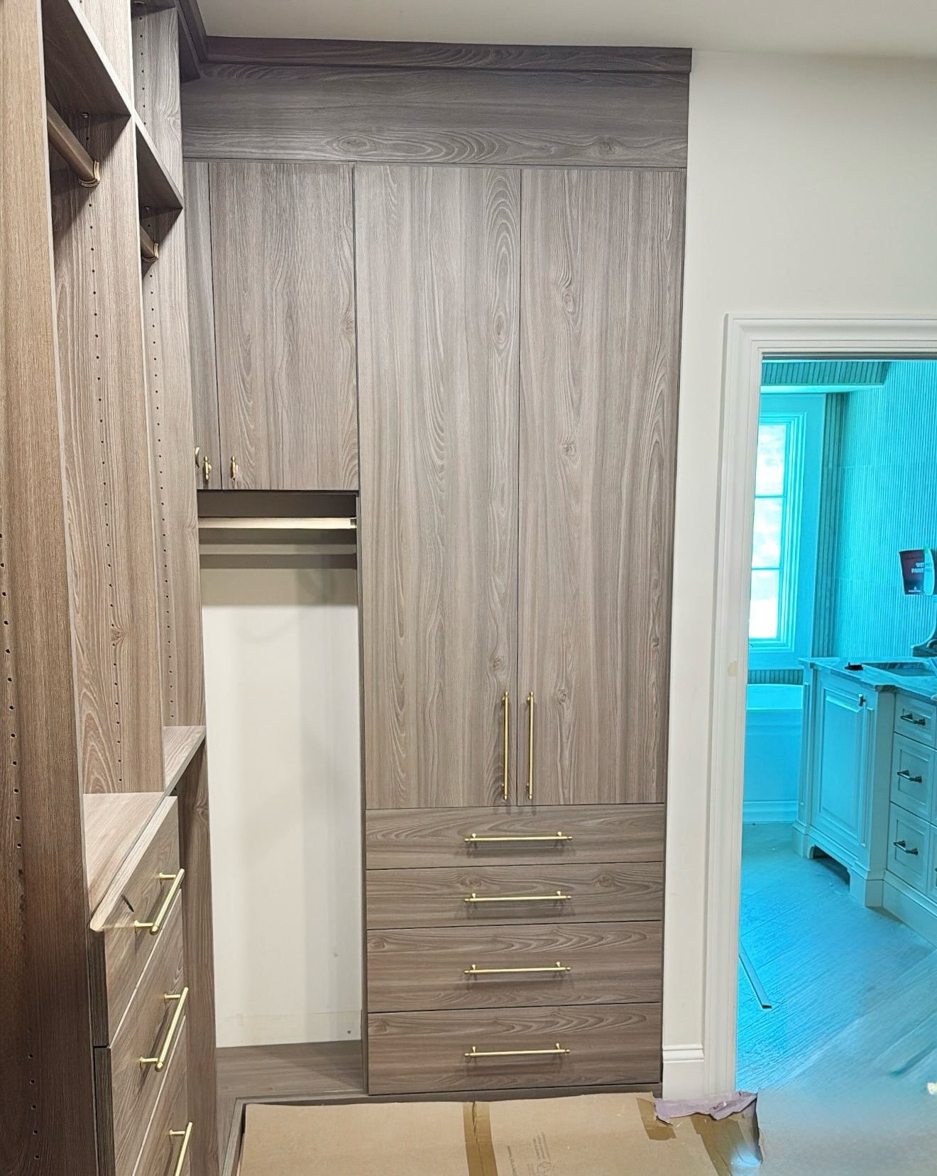 Whatâs behind the doors?â¨Sometimes itâs shoes, sweaters or a favorite hat.â¨Other times⌠itâs a water heater, audio equipment, or an access panel youâd rather not see! The beauty of custom design? We can hide the eyesores and keep everything functional đâ¨
#ClosetDesign #CustomStorage #HiddenSolutions #FunctionalLuxury #DesignDetails