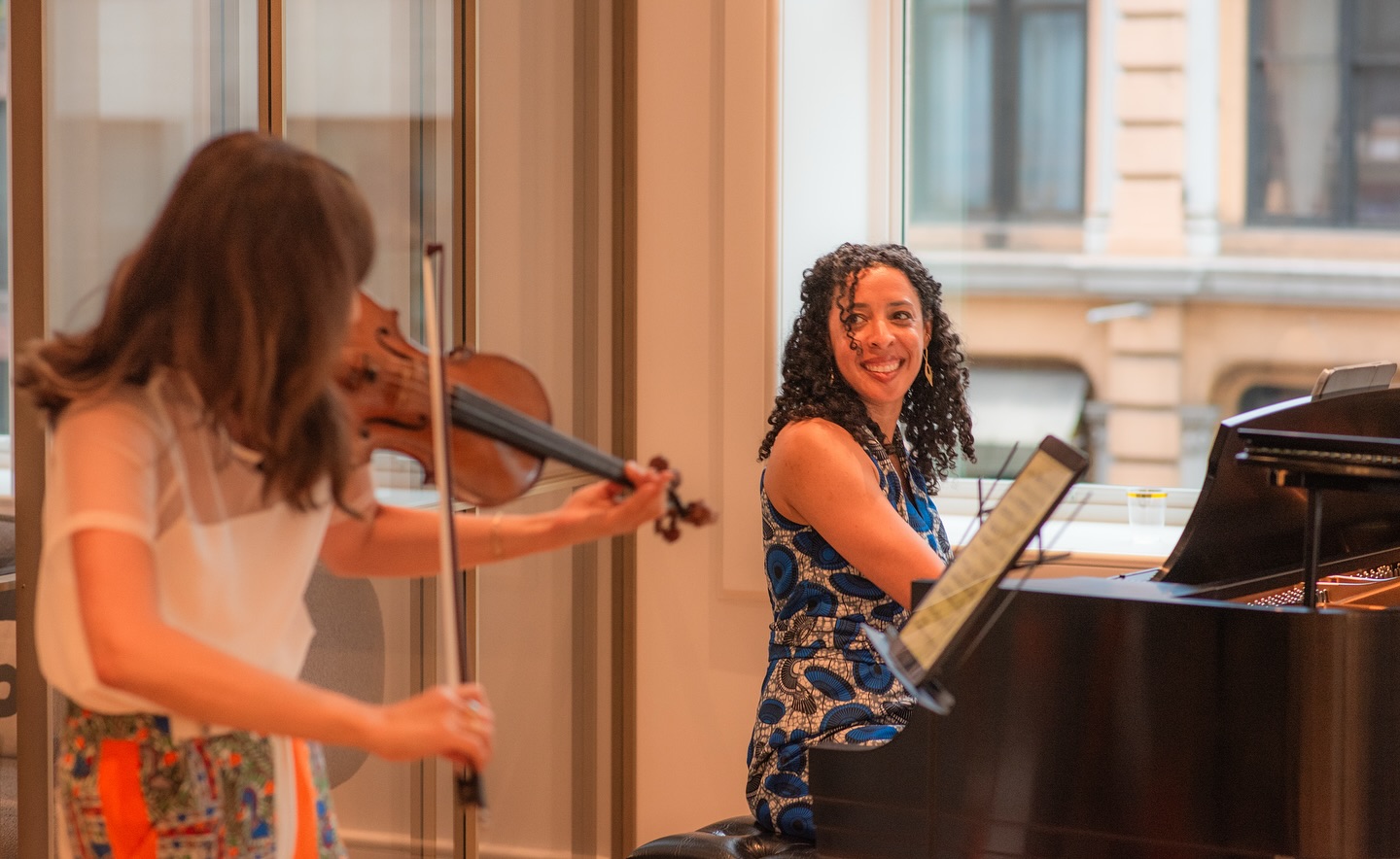 Thank you to everyone who supported @musicforliberia last Sunday! Whether you joined us at the house concert, made a donation, or volunteered your time and energy, your generosity helped make the evening truly special. Thank you for supporting music education in Liberia! 🇱🇷 💜
•
•
•
📸: @tomasbazika #music4LIB #livemusic #musiceducation #musiceducationmatters #chambermusic #africanmusic #violin #piano #percussion #nonprofitsofinstagram #instapiano