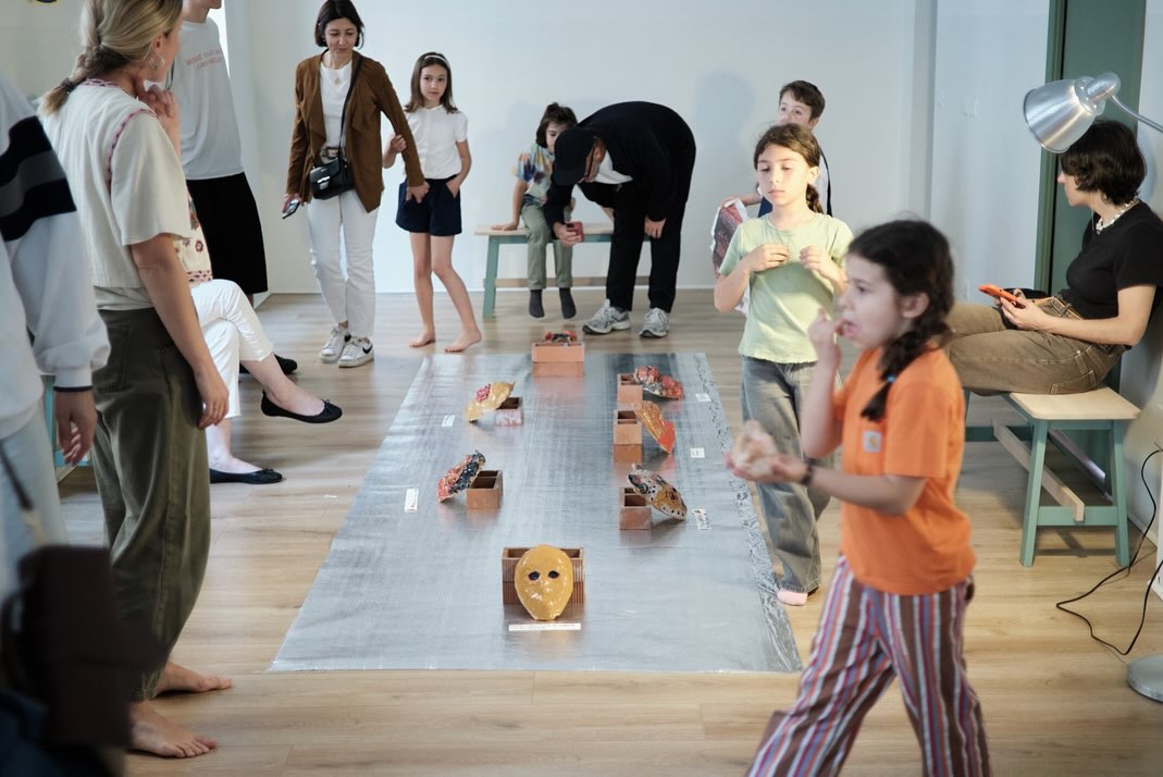 Cartoline dalla nostra mostra di fine corso di ceramica 🤍
Con il nostro super @roberto_aponte abbiamo realizzato delle maschere in ceramica davvero speciali ✨
Secondo voi le maschere nascondono o rivelano?
Grazie a @federizio per le foto 🫰🏻