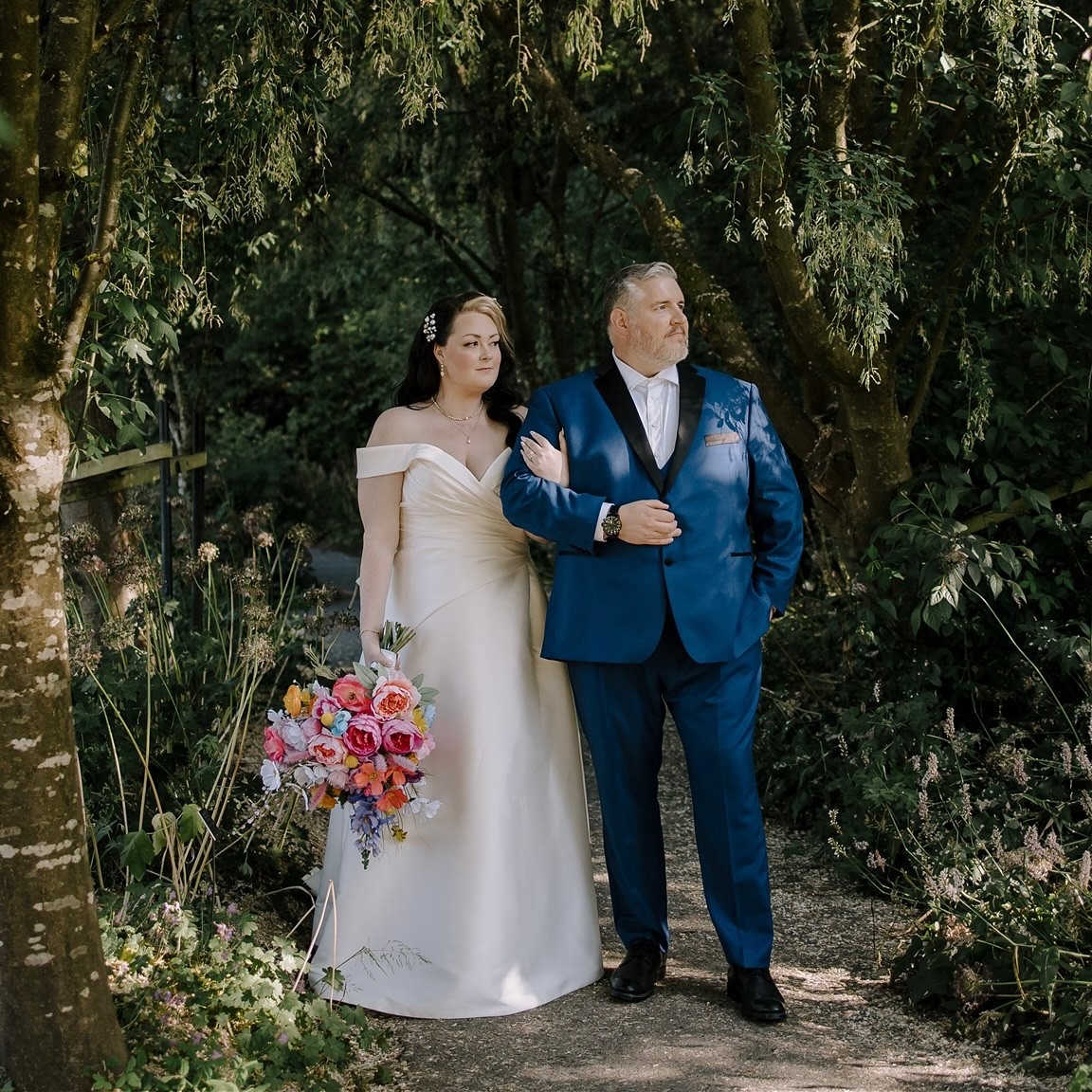 Emma + Craig’s day at VanDusen Botanical Garden was straight out of a storybook. From the quiet morning moments to loud jokes with their crew—it was nonstop good vibes. We wandered through the gardens, recreated some of their fun photo ideas, and captured pure magic with their bridal party. Here’s just a little taste of what went down. More coming soon!
Planner @samantha.sweetheartevents @sweetheartevents
Photography @twinographystudio
Venue @vandusengarden
Hair @beautyenroute
Hair colour @erinmarley_scissorhands
Nails @_topcoat.nails
Dress @everythingbutthegroom
Jewelry @oliveandpiper
Tux @indochino
Florals @karenwaznydesigns