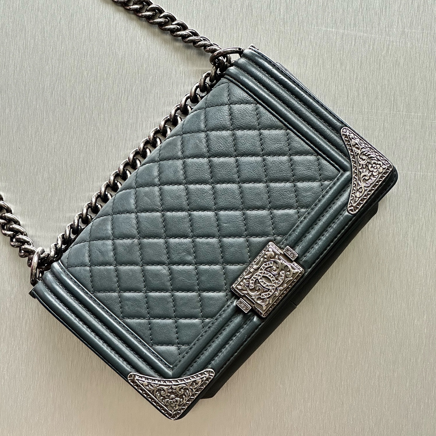 A rare gem: the Chanel Paris-Dallas Le Boy in grey from Pre-Fall 2014. Western flair meets classic Chanel edge.
For more information, please refer to the website link provided in the bio.
Listing no: UK3115
Opuluxe.sg is not affiliated to the brands featured. We are an independent consignment platform of authenticated luxury products. All trademarks and copyrights remain sole property of the brands.