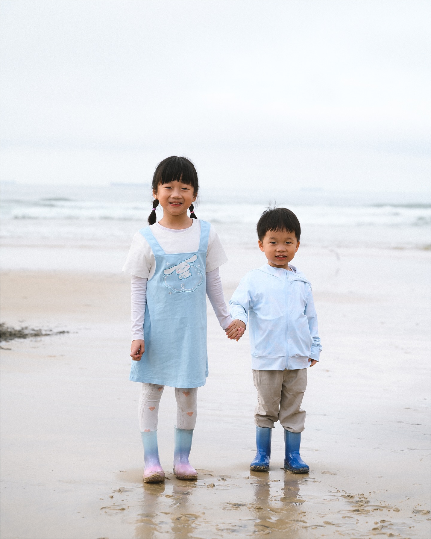 Winter sessions at Caves Beach 💛
Arriving to a thick fog that masked the beach felt like a scene out of a movie. Panic crept in with just ten minutes to go-hearing the ocean but not seeing it was far from ideal for our photo session.
This gorgeous family were visiting Lake Macquarie on holiday and booked a shoot to freeze a moment in time.
The fog lifted just as we stepped onto the beach, revealing the perfect backdrop for the day.
When families feel safe to be themselves, explore, and enjoy the process, magic happens. This isn’t just work; it’s about capturing genuine moments and connections.
If you’re heading this way, let’s capture your story in this magical spot too.
Bonus points to anyone who can spot me in these shots!
#wattlerosephotography #cavesbeachnsw #lakemacquariephotographer #familyphotography #holidayphotoshoot #cavesbeachphotos #cavesbeachphotography