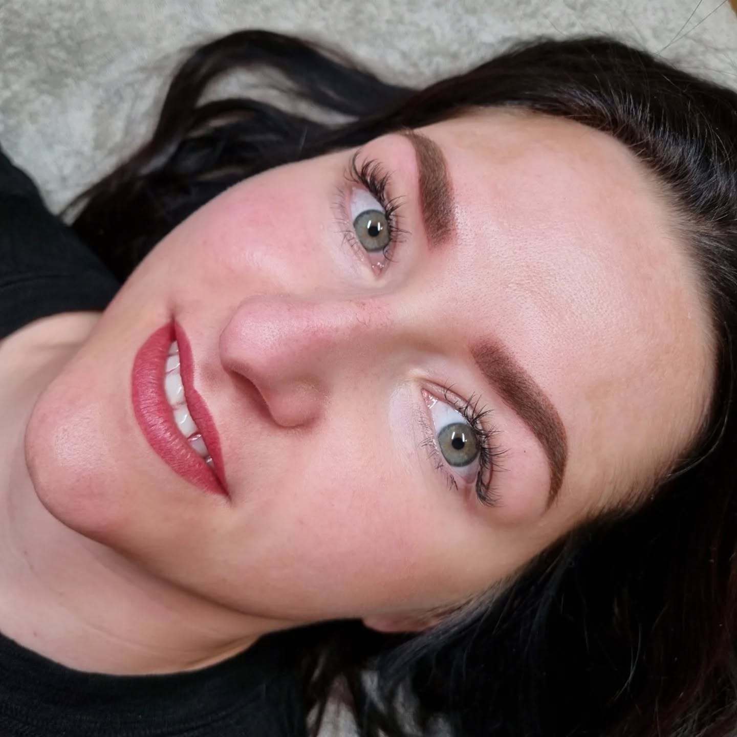 Powder Brows Revamp (Balayage Style) to blast over old tattoo (not by me)
and Lipblush Refresh 💓🥰
I blended out over the old hairstrokes with diluted ink in a warmer colour, which, when healed, will give the brows an overall softer finish 🪶
@duesterwald_tattoostudio & @lalou_monalie
Freiburg
.
.
#pmuartist #pmufreiburg #pmulips #lippenpigmentierung #powderbrows #lipblushtattoo #augenbrauen #permanentmakeupfreiburg