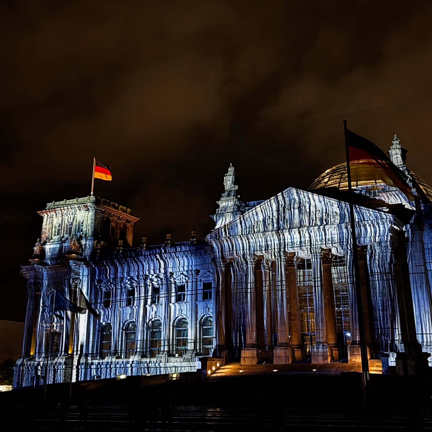Kunst, die das Zentrum unserer parlamentarischen Demokratie lebendig und zum Magneten macht. Dies schafften Christo und Jeanne-Claude vor genau 30 Jahren mit ihrer umstrittenen Verhüllung des Bundestags. Zum Jubiläum erinnert gerade eine Lichtinstallation daran und zeigt, dass diese Kunst prägte und heute Weiterentwicklung ermöglicht, die Licht ins Dunkel bringt und das Parlament strahlen lässt. Beeindruckend und wahrlich ein zusätzlicher Anlass, Berlin zu besuchen und dabei sich mit Demokratie und unserer Geschichte zu befassen. Tschüss, Berlin. Sonntag und heute war intensiv und schön wie inhaltsstark mit dir. Bis nächste Woche.
#christo #christojeanneclaude #bundestag #berlin #kunst #kultur #lichtinstallation #demokratie #sventeuber #trier #lichtkunst