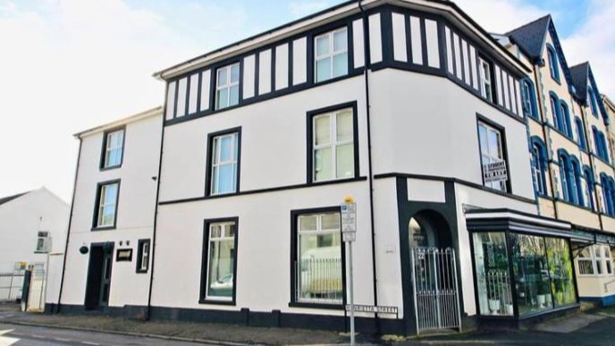 STUDENT FLATS AVAILABLE – Walter Road, Swansea SA1 5NN
🎓 Ideal for groups of 4 full-time students!
We’ve got 2 x 4-bed furnished student flats available – Flat B & Flat D – ready from 1st August 2025 to 30th June 2026.
What’s Included:
🛏 4 Double bedrooms (1 tenant per room)
🚿 1 Full shower suite + separate WC
🍽 Fully fitted kitchen
🛒 Co-op right across the road
🍴 Short walk to Uplands shops, bars & restaurants
🚌 Great links to Singleton & Bay Campuses
💷 Rent: £1,700 PCM per flat (£425pp)
💰 Deposit: £425 per person
Requirements:
• Full-time university students
• UK-based guarantor for each tenant
• One tenant per room
• Bills not included
• *Bills included option available on request
• No pets
Get in touch to book a viewing or for more info!
01792 930 414
Info@mpletting.co.uk
Office: 53 Eversley Rd, SA2 9DE
.
#SwanseaStudentLiving #StudentLet #StudentHousingSwansea #SwanseaUni #WalterRoad #UplandsLiving #SwanseaStudents #MiradorProperty