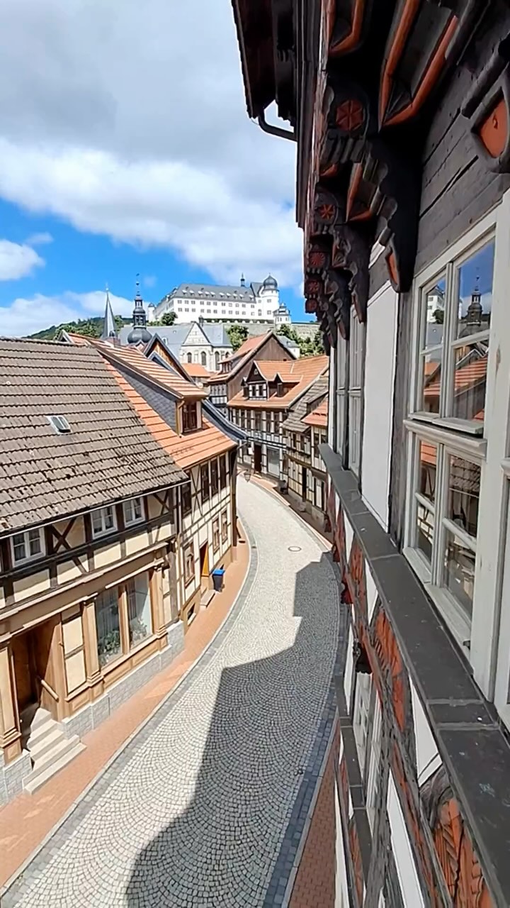 Frischer Wind für ein Stück Geschichte!
Die „Alte Münze“ in Stolberg ist nicht nur ein echtes Schmuckstück aus dem Jahr 1534 – sie erzählt auch spannende Kapitel aus der Stadtgeschichte: von der Münzprägung über das Amtsgericht bis hin zum heutigen Museum mit Ausstellungen rund um Thomas Müntzer, Johann Gottfried Schnabel und mehr.
Zusammen mit dem @Atelier_N.4 durften wir diesem besonderen Ort ein modernes Update verpassen – natürlich mit dem, was wir am besten können: Foliendrucke, Direktdrucke und letztendlich die Montage direkt vor Ort – alles passgenau auf das Gebäude und die Inhalte abgestimmt.
Wir lieben solche Projekte, bei denen Geschichte auf Gestaltung trifft – und sind stolz, Teil davon zu sein.
Danke für das Vertrauen – und schaut unbedingt mal vorbei!
#AlteMünze #StolbergHarz #DigitaldruckMitLeidenschaft #WerbetechnikTrifftGeschichte #Museumsgestaltung #Foliendruck #Direktdruck #Teamwork #AusstellungMitStil #AtelierN4 #printxxl #digitaldruck #digitalcolorservice