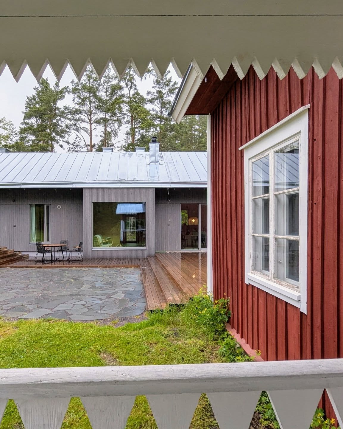 New meets old, contemporary meets traditional
In this project in Bromarv, a new single-family house was built next to a listed building from the 18th century. The new structure respects the form and scale of the old, echoing its materials; wood, a tin roof, and clay plaster surfaces.
The new house features extended eaves (except over the porch) and natural ventilation, blending functionality with tradition.
Between the two buildings, a main outdoor area, a deck with a sea view, has been created. It connects directly to the kitchen of the old house and the dining room of the new one, forming a shared living space.
The long-term goal is to gradually renovate the old building, preserving and celebrating its original character.