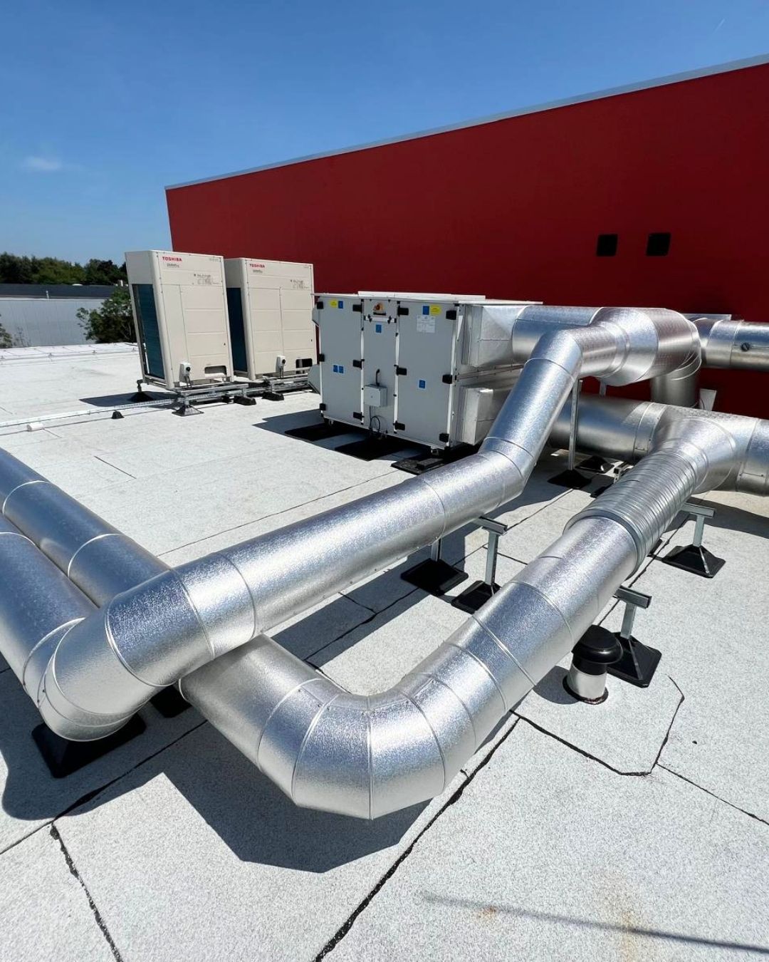 Strakke afwerking & topisolatie!
Thermische isolatie van luchtkanalen, netjes afgewerkt met aluminium stucco beplating bij @intergarde_beveiliging in Maastricht. Uitgevoerd in opdracht van Toteco.
#Linisol #Isolatie #AluminiumStucco #ProjectMaastricht #TechniekInBeeld #thermischeisolatie #luchtkanalenisolatie #intergarde