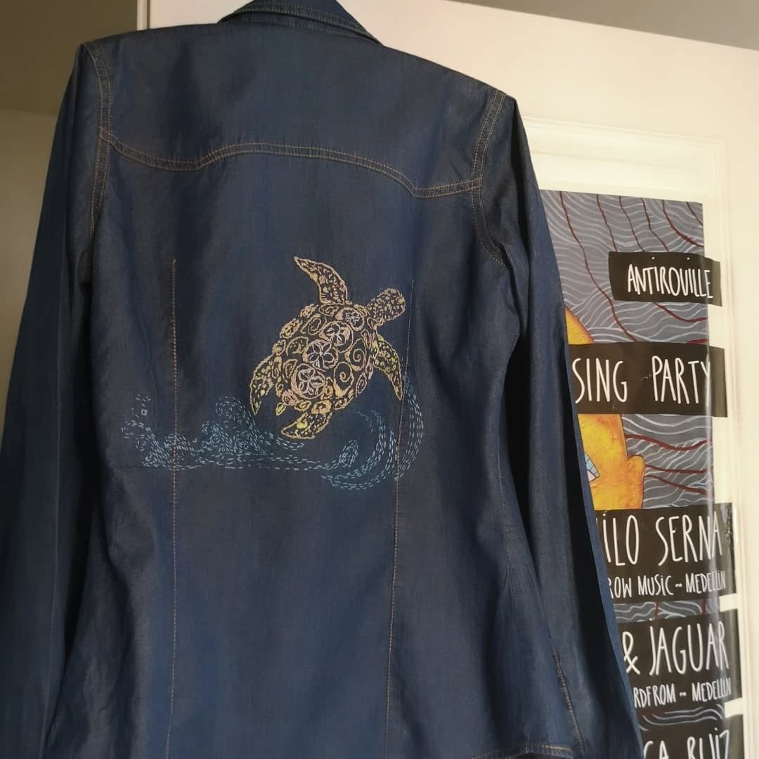 Journée internationale de la tortue marine : je peux montrer mon hommage à celle-ci !
Vous pourrez la trouver cet été à Pezenas dans la galerie boutique @mycubikmarket. Elle y est exposée avec une sélection de mes créations ! Je vous en dis plus bientôt !
Sinon réservation en mp
Taille 38 40. Broderie main! Plus de 20h de travail.
Pièce unique !
#oneofakind #pieceunique #broderiesurvêtements #embroideryonclothes
#tortueluth
#tortue
#saveoceanturtle #creationtextile #creatricetextile #fabriquéenoccitanie #handmadeembroidery #cadeauunique #cadeauécologique #upcycling