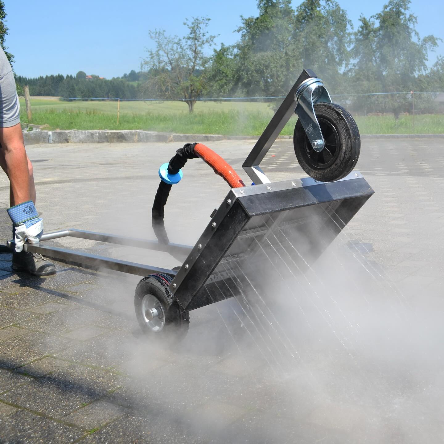 Unkraut? Geht auch anders.
Wir setzen auf thermische Unkrautbekämpfung mit dem Keckex – ganz ohne Chemie, dafür mit voller Wirkung. 🔥🌿
Durch den Einsatz von heißem Wasser wird das Wildkraut bis zur Wurzel geschädigt – ganz ohne Rückstände und ohne Belastung für Boden oder Grundwasser.
Eine saubere und nachhaltige Lösung – ideal für Pflasterflächen, Wege und Zufahrten.
🌱 Umweltfreundlich. Effektiv. Dauerhaft.
Genau so, wie wir’s bei Tollegärten leben.
@keckex.gmbh
#tollegärten #unkrautbekämpfung #thermischstattchemisch #keckex #pflegeleicht #landschaftspflege #naturnah #wegemitprofil #gartenpflege #heißwassertechnik #nachhaltiggestalten