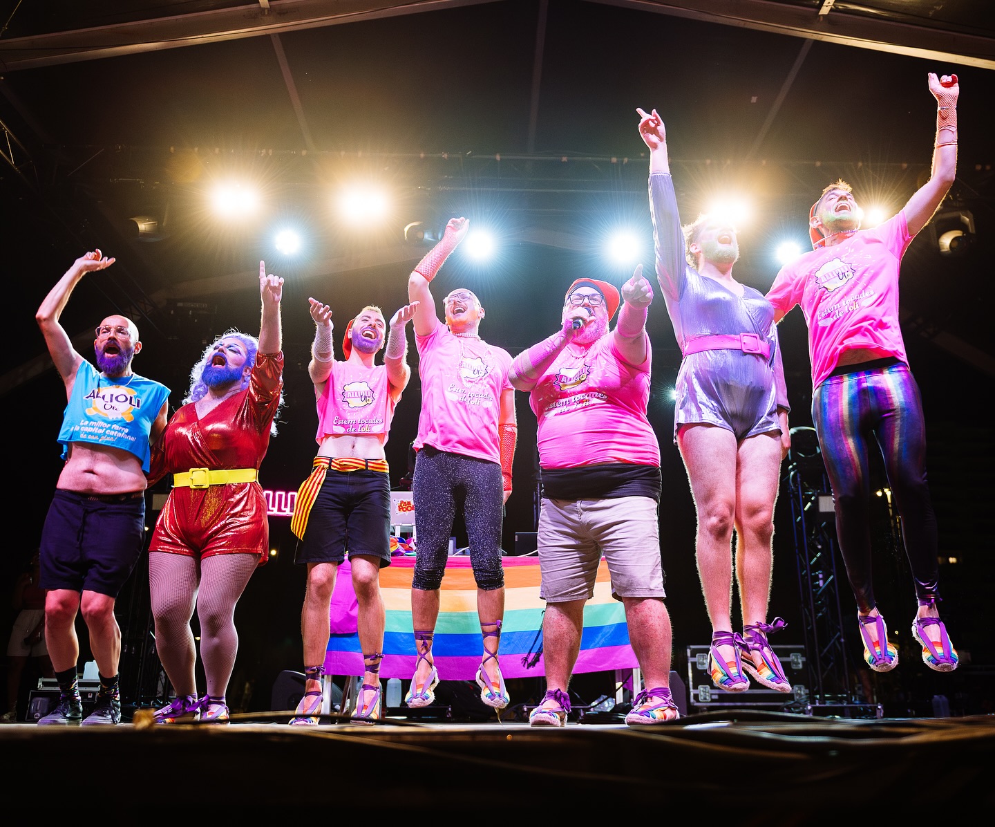 🏳️🌈 GIRA SAMFAINA 2024 🔥 Així va ser la nostra gira de l’estiu passat amb moltes poblacions i ciutats plenes de diversitat, ritme i molt d’amor! 💃🏽🌈💫 Gràcies per fer-ho tan especial, per ballar, cridar i estimar lliurement ❤️🧡💛💚💙💜
I en breu comença una nova una gira d’estiu carregada de música, festa i orgull! 🎉 Aquesta setmana comença la nostra gira 2️⃣0️⃣2️⃣5️⃣
Ens veiem ben aviat pels pobles i ciutats, celebrant la cultura, la llibertat, la llengua 😜 i la diversitat! 🏳️⚧️🎶
A on anirem aquest estiu? 🤔
📸 @g.a.l.d.r.i.c
#Sanfaina2024 #GiraLGBTI #OrgullCatalà #MúsicaAmbOrgull #FestaDiversa #EstimaComVulguis #AllioliOlé #CulturaSeguraIOrgullosa #Gira2025 #lgbti