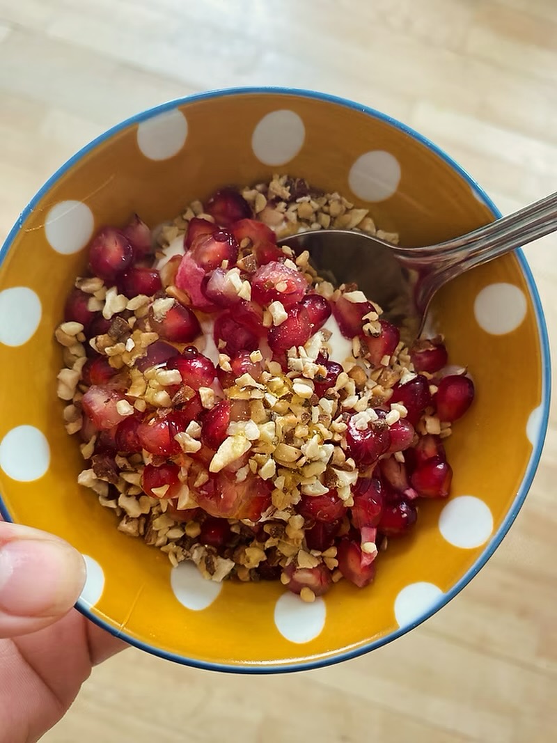 Granatæble dessert ❣️
En hurtig og god dessert til børnene. Det blev til en dessert men var oprindelig morgenmad 🍧
2 portioner:
1 granatæble
4 dl græsk yoghurt
1/2 dl hakkede hasselnødder
Lidt honning
Skræl granatæble og tage kernerne ud. Min måde at gøre det på er at skære æblet på tværs. Og tage en stor skål fyldt med vand og pille kernerne ud under vandet. Så sprøjter det ikke rundt med pink saft i køkkenet. Og man kan nemt fjerne skraldet da det flyder op på vandoverfladen, mens kernerne ligger på bunden.
Fordel yoghurt i 2 skåle. Top med granatæblekerner og hasselnødder og dryp lidt honning på.
Velbekomme ☺️
#børnebiopaten #granatæble #opskrifter #børneopskrifter #sundhed #børnesundhed #helse