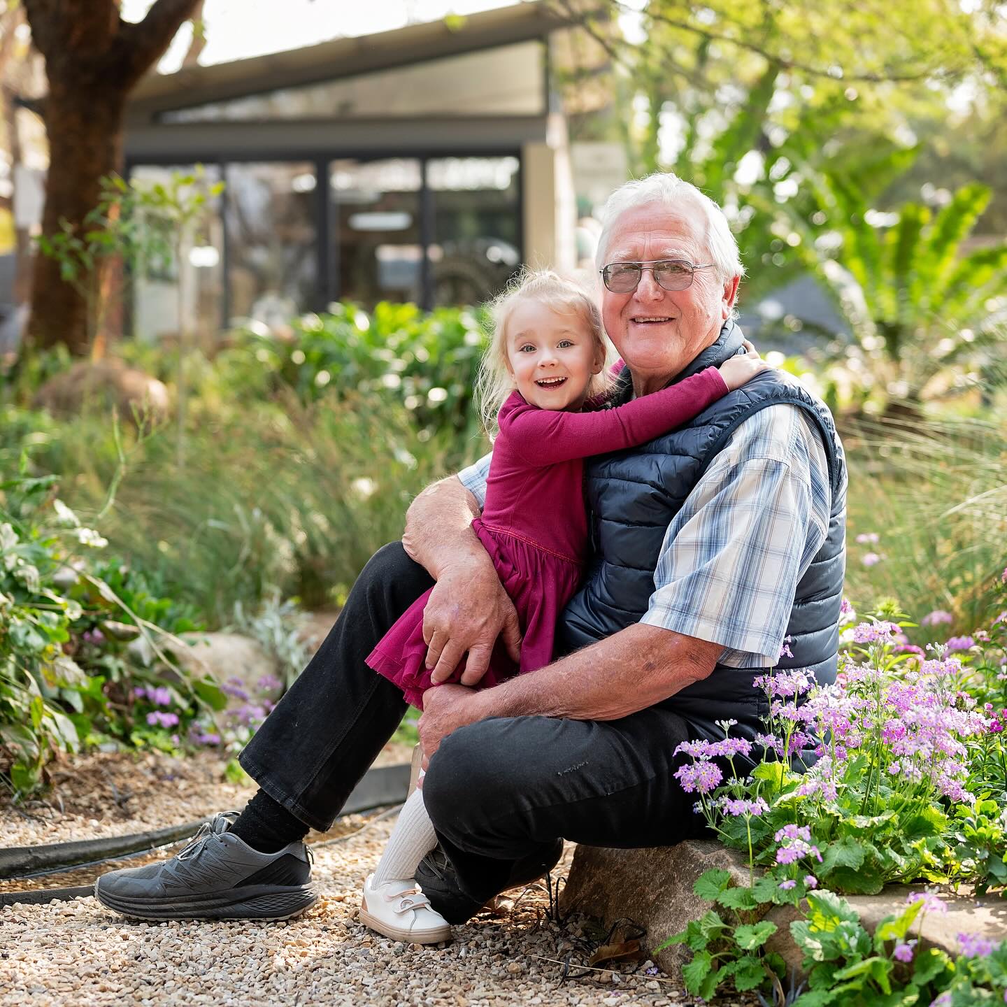 Generations connected by love, stories, and endless hugs. The kind of bond that lasts a lifetime. ❤️👵👴
#GrandfatherAndGranddaughter #FamilyLove #Generations #JhbFamilyPhotographer #CherishedMoments #JohannesburgPhotography #ContentByNicole