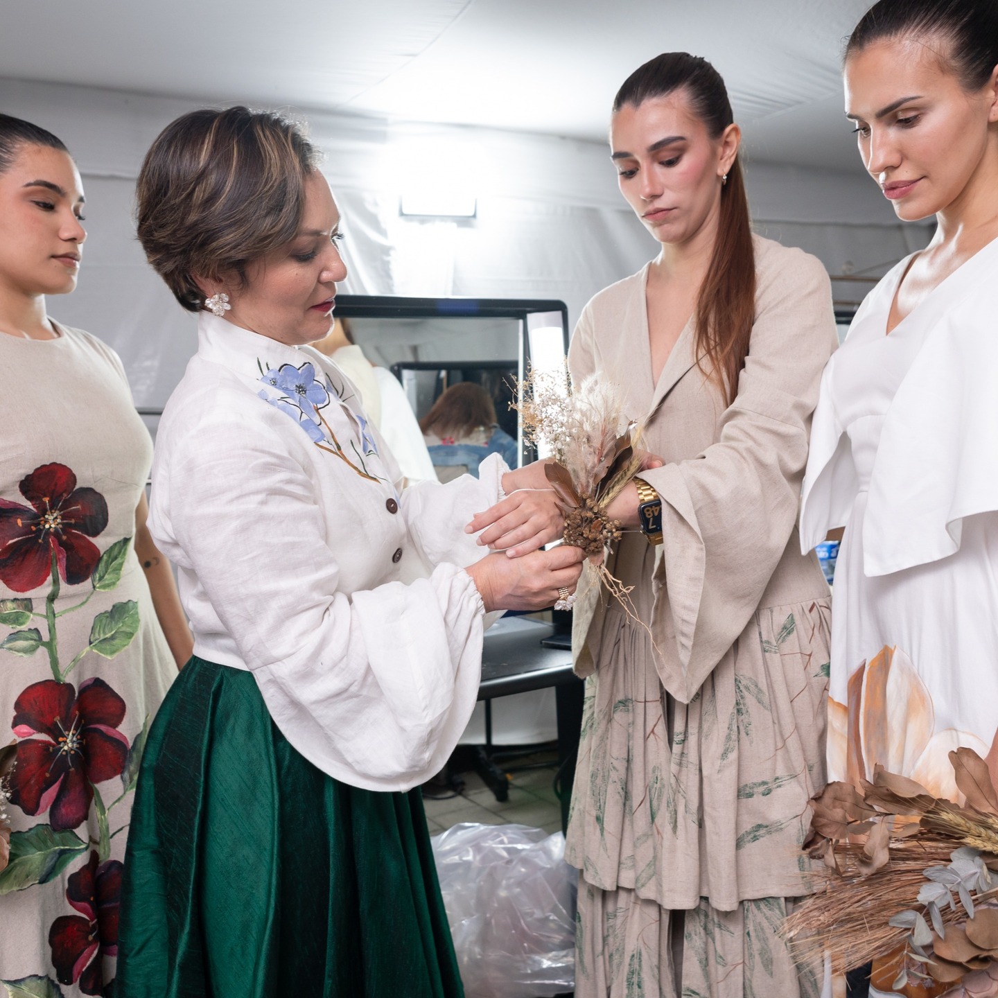 🌿 Lo que el mar devuelve… y lo que nunca debería.
En nuestra pasarela junto a la Embajada de Francia en Costa Rica @franceaucostarica , cada modelo llevó un brazalete hecho a mano con naturaleza muerta: hojas, ramas y flores secas.
Una metáfora visual de lo que el mar nos devuelve cuando todo sigue su curso natural.
Porque el mar puede devolver hojas.
Pero nunca debería devolver plástico, ni otros desechos generados por el hombre.
La moda también puede hablar por la vida.
@crfashionweek
#EveValverde #SensorialCollection #ModaConsciente #LujoSostenible #OceanosSinResiduos #NatureInspiredDesign