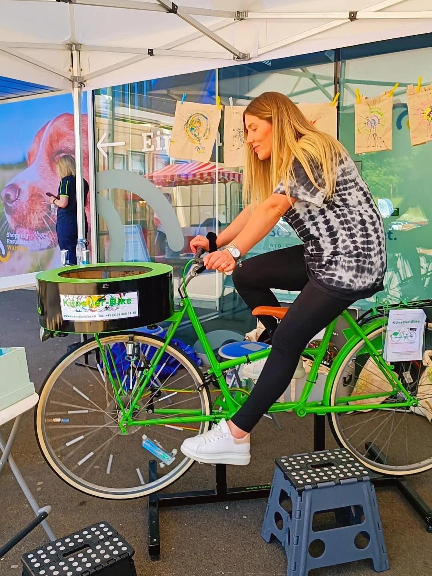 Unser Künstlerbike ist ein Highlight auf jedem Event!
Während die eine Person in die Pedale tritt, kann die andere ihrer Kreativität freien Lauf lassen und mit Farben experimentieren. Ob Groß oder Klein – jeder kann ein Künstler sein! 🌀🎨
#EventSchweiz#SchweizerEvents#KreativEvent#KunstZumMitmachen#Künstlerbike#KreativErleben#SchweizEvent#EventHighlight#MitmachKunst