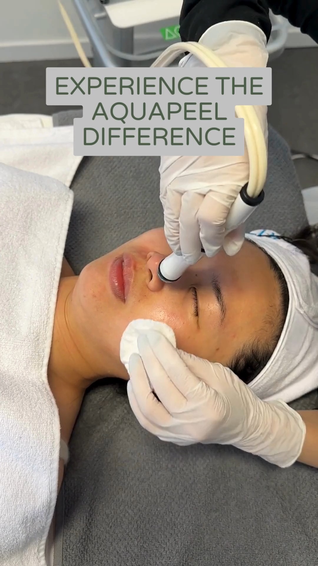 "Discover the best version of yourself ✨"
A monthly skincare ritual powered by Aquapeel:
🌬 Unclog pores
⚫ Eliminate blackheads
🍃 Enjoy a gentle peel
💧 Feel the refresh of a vitamin boost
Your skin deserves this glow — every month.