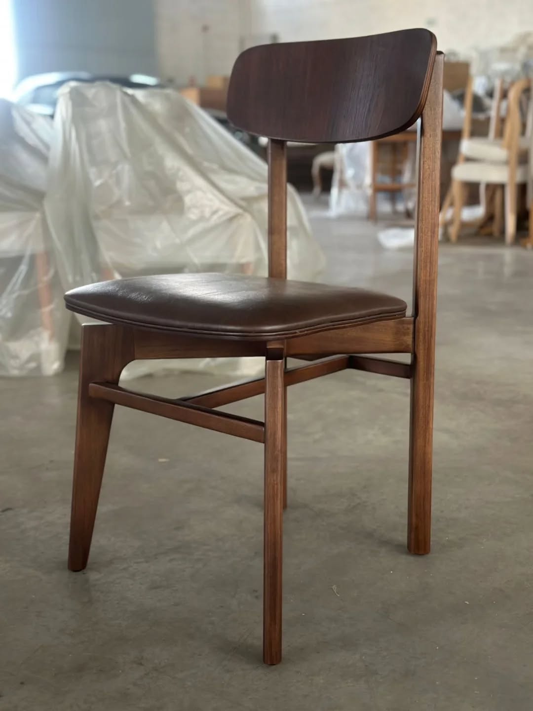 Cadeira Brera
Projeto desenvolvido exclusivamente para o @barettodibrera. A ideia partiu da sobreposição de diversas referências pessoais dos sócios do empreendimento com uma pitada do mix de design italiano e brasileiro, orquestrado por nos, em parceria com a Helena Overmeer, desenhando e trazendo ao mundo uma cadeira única, carregada de significado e alinhada com a atmosfera acolhedora do Baretto di Brera.
Design: Ars Estúdio e @desig_natural
Produção: @atrmoveis