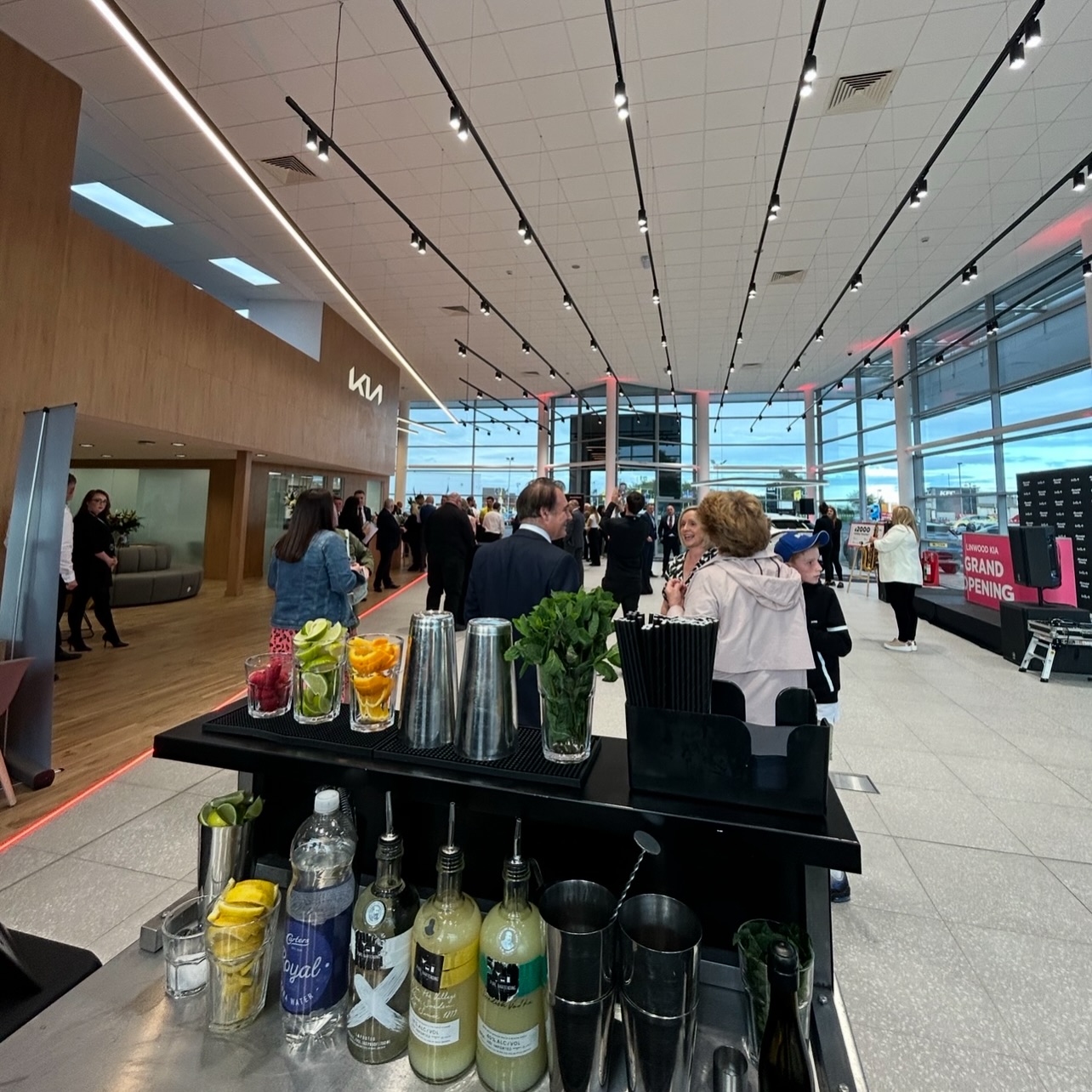 A look back at a great evening with @arnoldclark_ltd at the opening of their new Linwood showroom.
Pure Bartending was there serving cocktails to help mark the occasion.
_______________________
#MobileBarHire #BartendingScotland #CocktailBarHire #ShowroomOpening #EventBartending