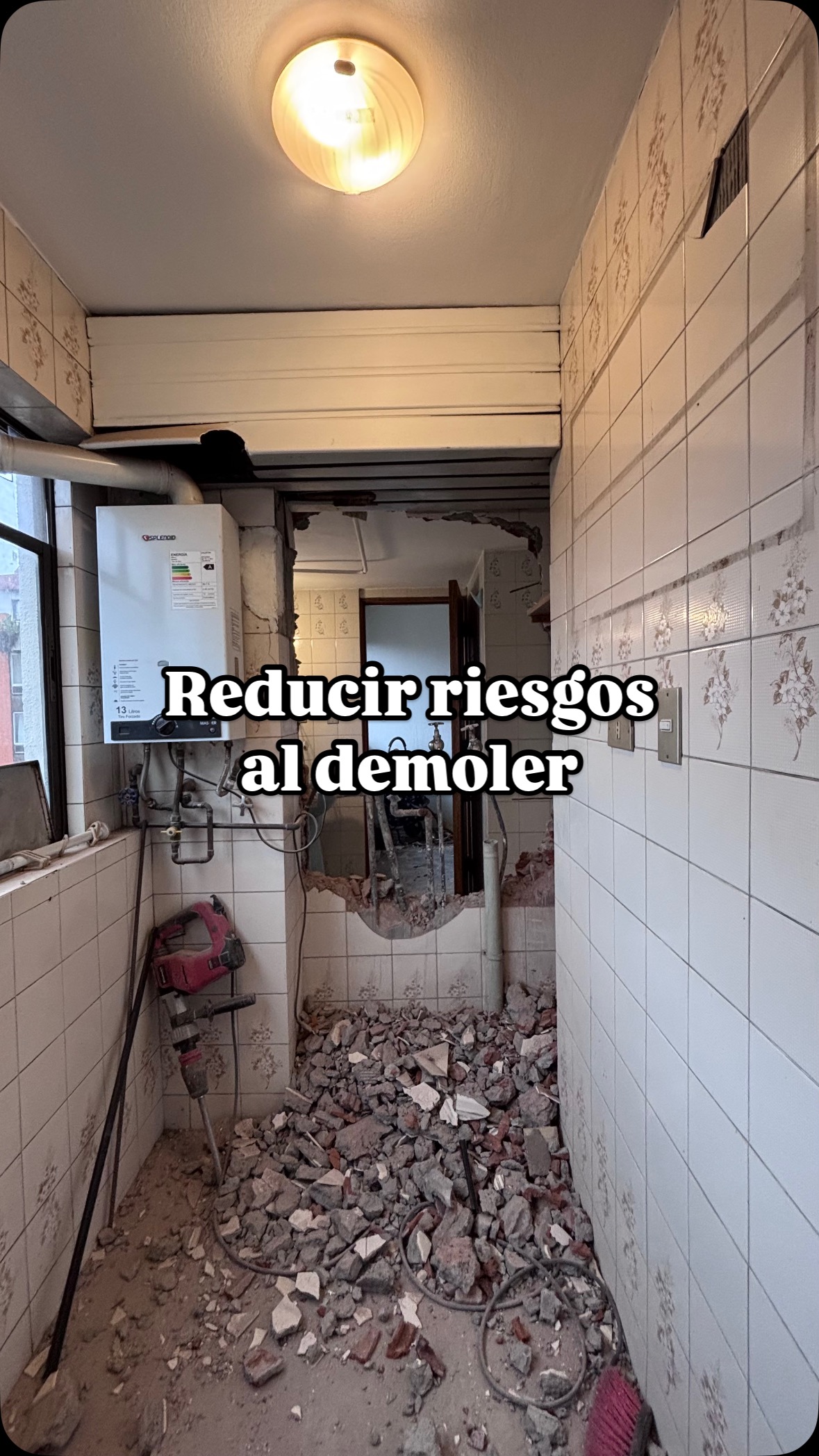 Demoler un departamento no es llegar y botar muros 🛠️.
Pueden aparecer cañerías ocultas o generar problemas con instalaciones propias o vecinas.
Por eso, nosotros nos encargamos de hacer una revisión técnica antes de intervenir.
Revisión de archivos históricos, planos municipales, planos de instalaciones y todos los antecedentes previos al inicio de los trabajos.
#remodelar #arquitectura #chile #departamento #casa