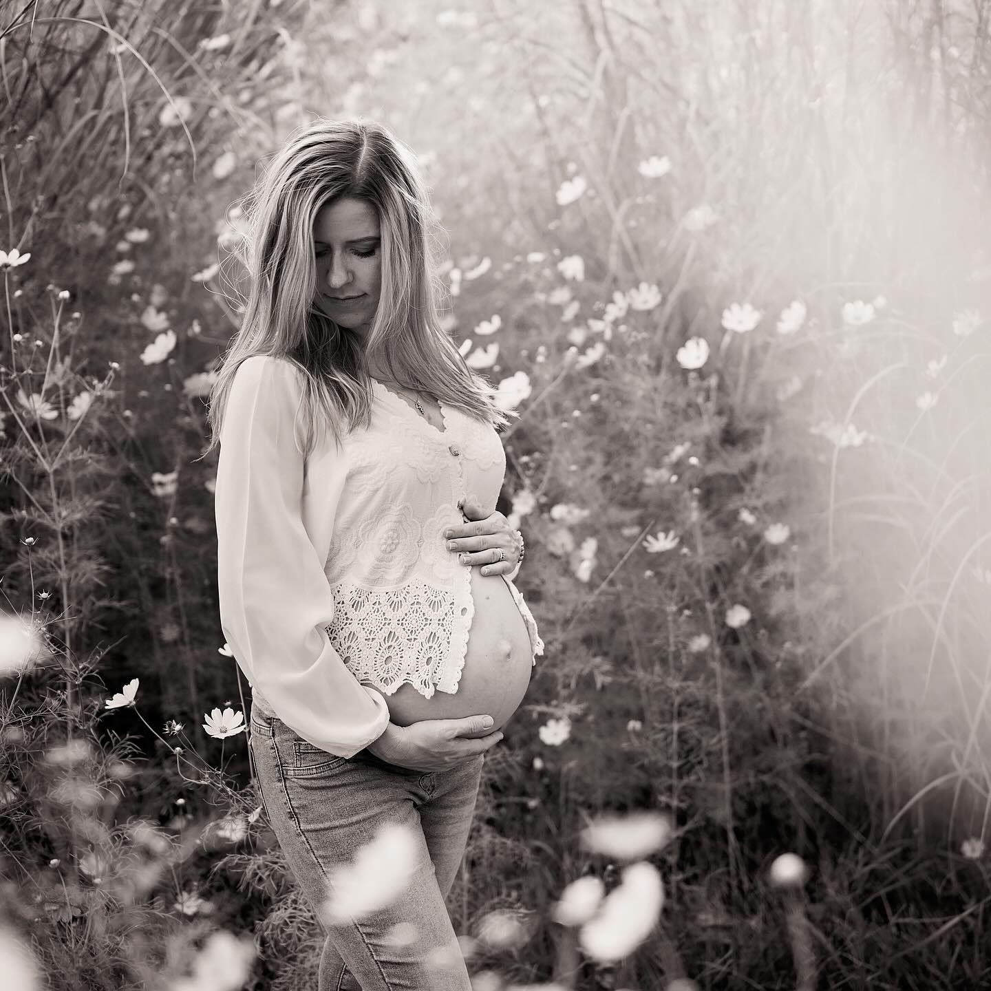 There’s a quiet strength in this moment — the beginning of new life, wrapped in nature’s gentle embrace. Capturing the beauty of motherhood in its purest form. 🤍
#JohannesburgMaternityPhotographer #MaternityPhotography #PregnancyGlow #BumpStyle #MotherhoodMoments #JhbPhotographer #MaternityPortraits #PregnantAndBeautiful #BlackAndWhitePhotography #MomsToBe #NatureAndMotherhood #JhbMoms #ContentByNicole