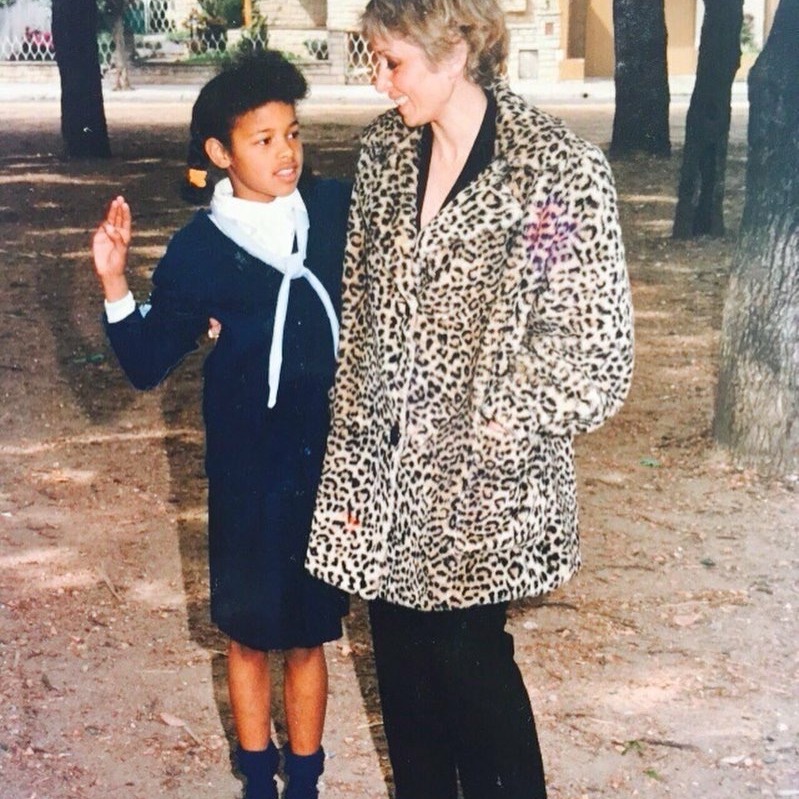 SILENT STORM 🌪️
Llegó como una tormenta invisible.
Sin lluvia, sin trueno, sin viento.
No arrasó de golpe, pero tampoco fue lento.
Simplemente, un día comprendí que mi vida,
tal como la conocía, había dejado de serlo.
El aire se volvió más denso.
El tiempo se volvió eterno.
Yo era muy joven, y el mundo vasto y añejo.
Mi alma tuvo que madurar y adelantarse a su tiempo.
La pérdida irrumpió sin pedir permiso, trayendo consigo un profundo silencio. Un silencio que no se rompe con palabras, ni se llena con ecos. Un silencio que me daba miedo.
Durante años caminé con la sensación de estar sobreviviendo. Hacía lo que había que hacer, pero por dentro estaba en suspenso, como una astronauta flotando en el universo.
Sin embargo, allí estaba ...
Hasta que un día encontré
—o tal vez fui encontrada por— otro tipo de silencio.
Uno distinto. Uno con pausa, con gesto.
Sentarme. Respirar. Escuchar. Sentir.
En silencio...
Y poco a poco, le perdí el miedo.
El silencio dejó de ser amenaza.
Y se convirtió en refugio.
Se convirtió en templo.
Y así, casi sin darme cuenta,
comencé a habitarme de nuevo.
❤️🩹 by me
.
Hoy escribí este texto desde lo más profundo de mi corazón, inspirado en mi experiencia y relación con la muerte de un ser querido y la transformación que conlleva todo ese peoceso.
.
Me gustaría dedicar este post a todas las personas que se encuentran, o se han encontrado en situaciones similares. Un abrazo enorme 🫂
.
.
.
.
Para mí, este mes es muy especial: Junio es familia, es recuerdo. Es para honrar la memoria de mi madre y celebrar su amor que sigue vivo en mí.
Curiosamente, Júpiter acaba de entrar en Cáncer, expandiendo nuestra sensibilidad. Mercurio también está en Cáncer, ayudándonos a expresar mejor emociones, recuerdos y sentimientos.
Es un tiempo para conectar con el corazón, para la abrazarnos y cuidarnos.
Te invito a tomar un momento para escribir tus recuerdos, tus vivencias y conectar con tu yo del pasado. Puede ser muy sanador. A mi me hizo muy bien hoy.
Un abrazo fuerte de cangrejo
❤️🦀
Nina