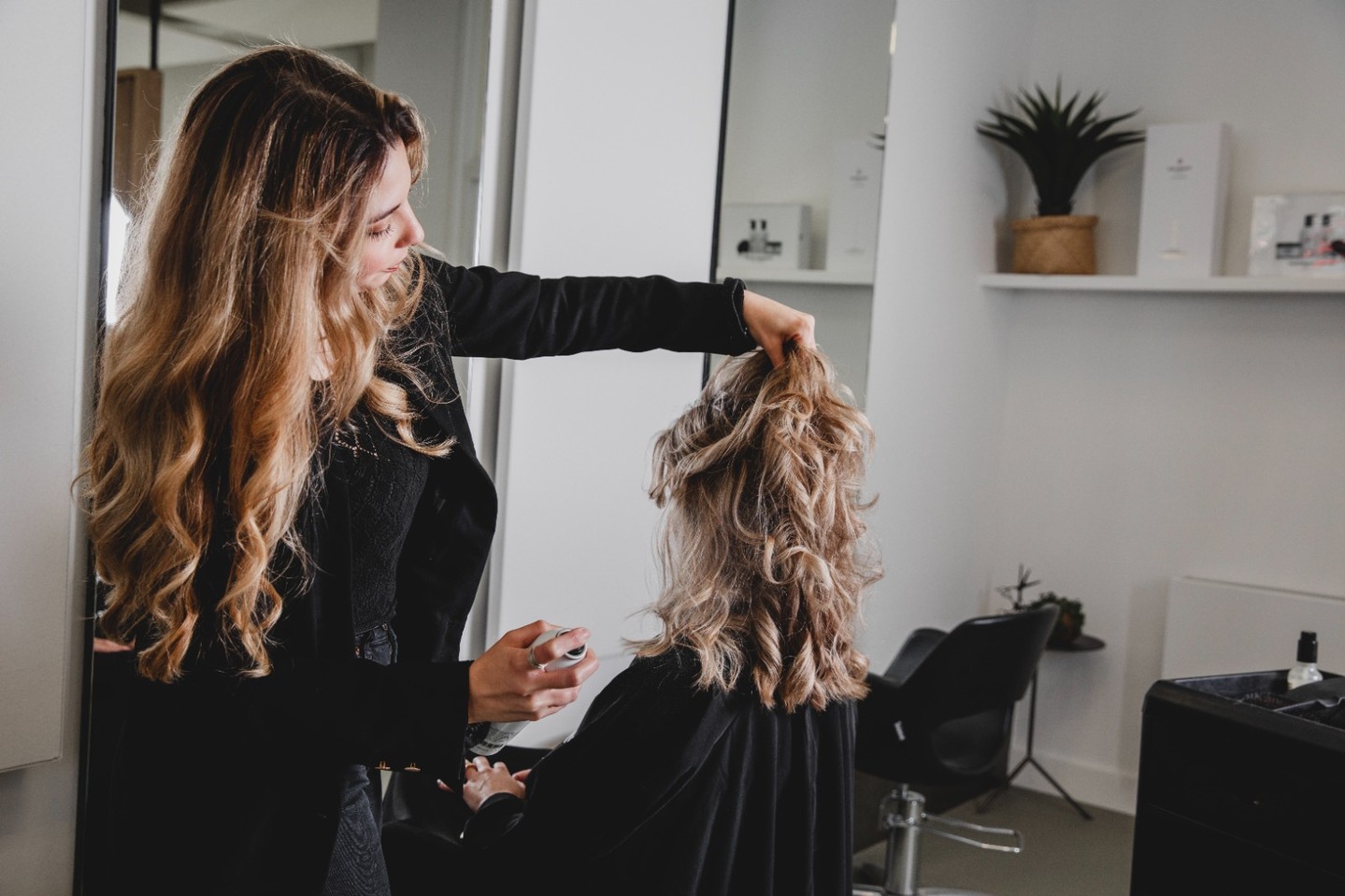 Jouw haar, onze precisie
Of het nu gaat om volume, textuur of kleur, wij kijken naar wat bij jou past. Geen snelle oplossingen, wel persoonlijke aandacht.
📍 Boek je afspraak via de link in onze bio