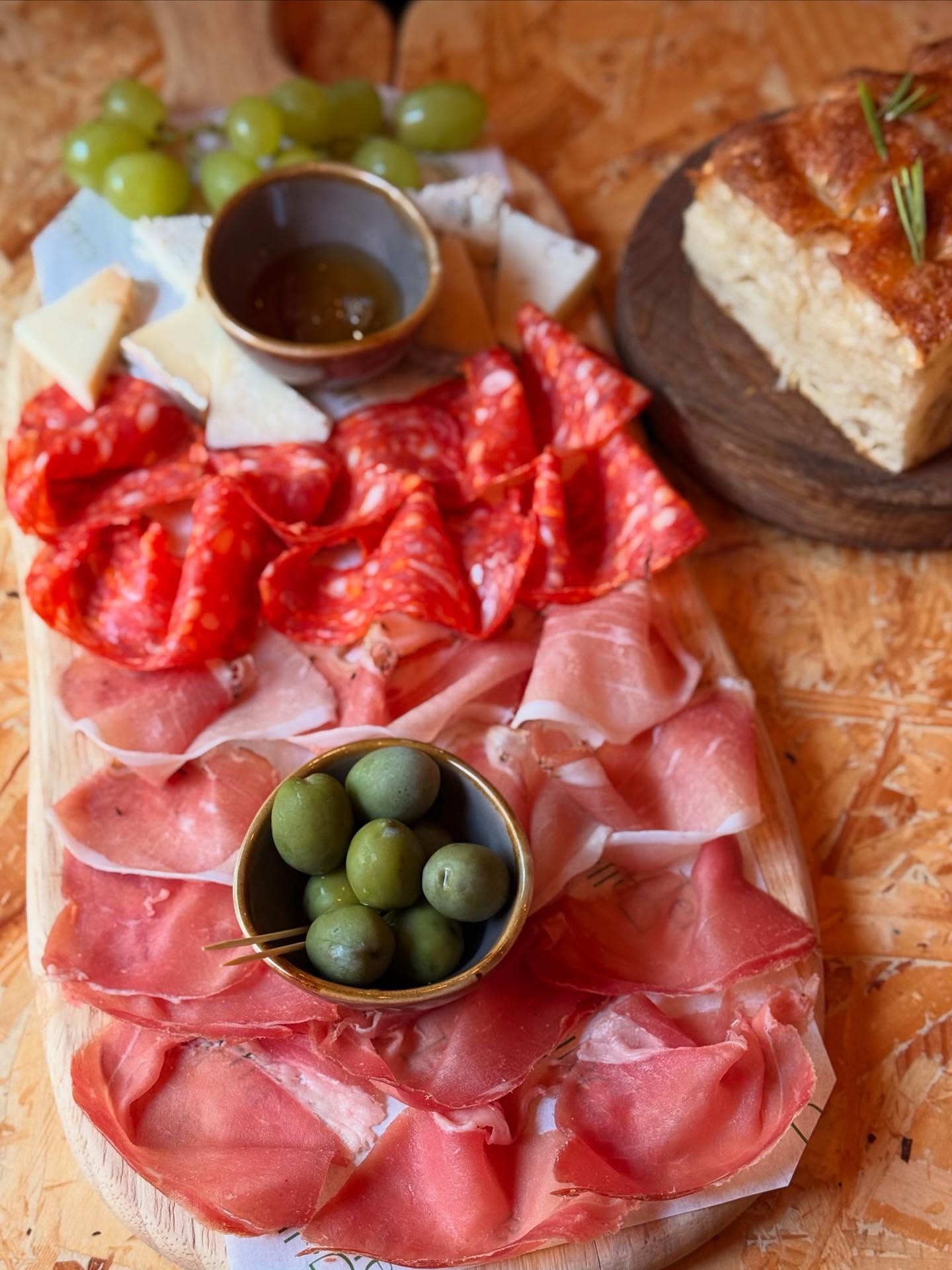 Our Grand Antipasti to Share 🇮🇹
A proper Italian spread with:
🥩 Prosciutto di Parma (22 months), Speck & Spianata
🧀 Blue, Toma, Truffled Cow’s Milk Cheese
🧀 Organic Parmigiano Reggiano (24 months, from Borough Market)
• Olives, grapes, honey & focaccia on the side 🫒 🍯
Perfect with a glass of wine. Salute! 🥂
📍 Dalla Terra, Covent Garden
#DallaTerraWine #AntipastoBoard #ItalianFood #WineAndCheese #CoventGardenEats #DallaTerraLondon