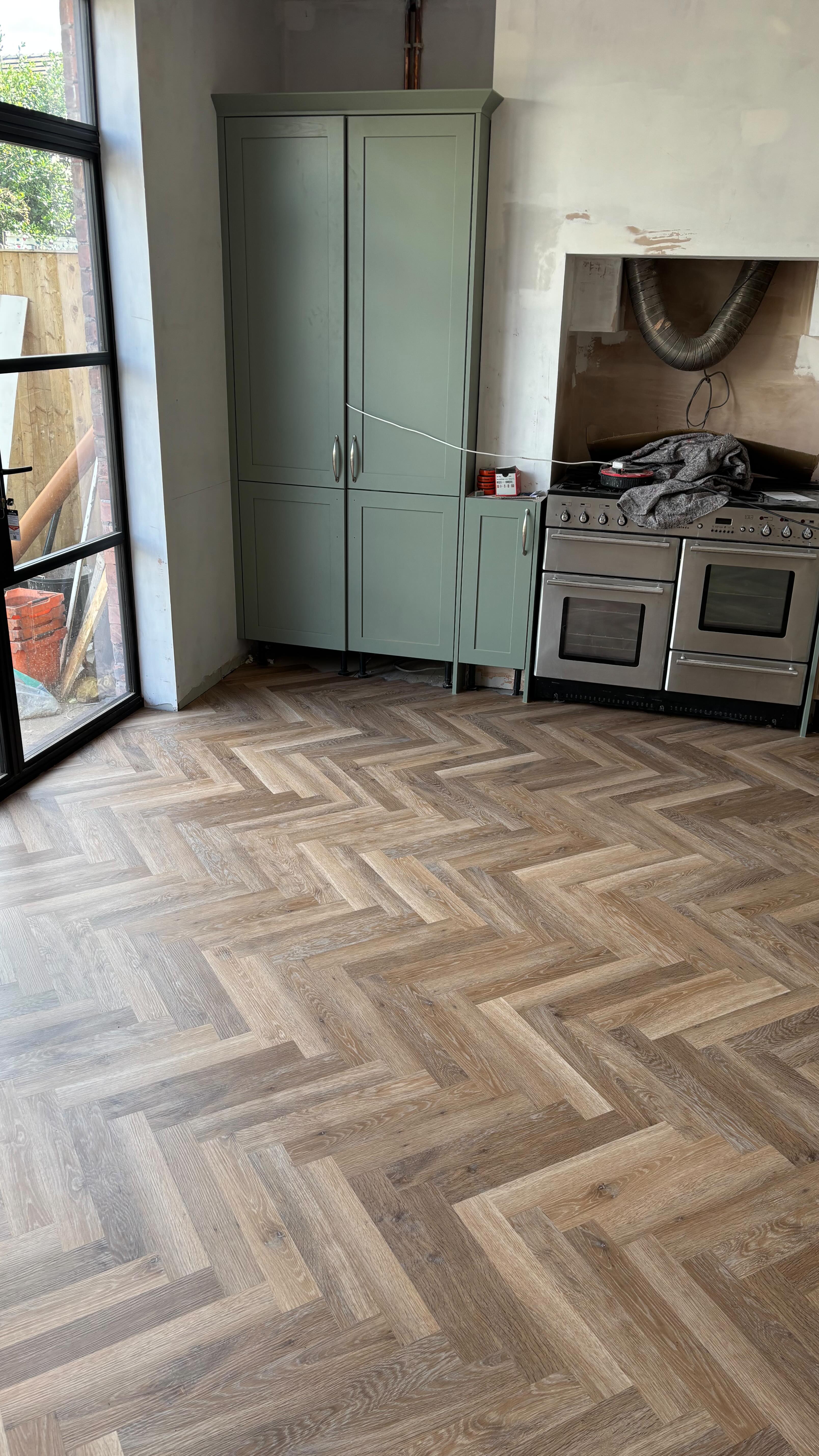 Hallway and kitchen plyed and screeded then fitted with @karndean_uk Knight tile Pale Limed Oak in herringbone style ππ»ππ»
#manchesterhomerenovation #manchesterfloorlayers #manchesterlvtfloor #parquetflooring #herringbone #hallwayflooringideas #karndeandesign #manchesterkitchenfitter #manchesterfloorfitter #karndeanflooringmanchester