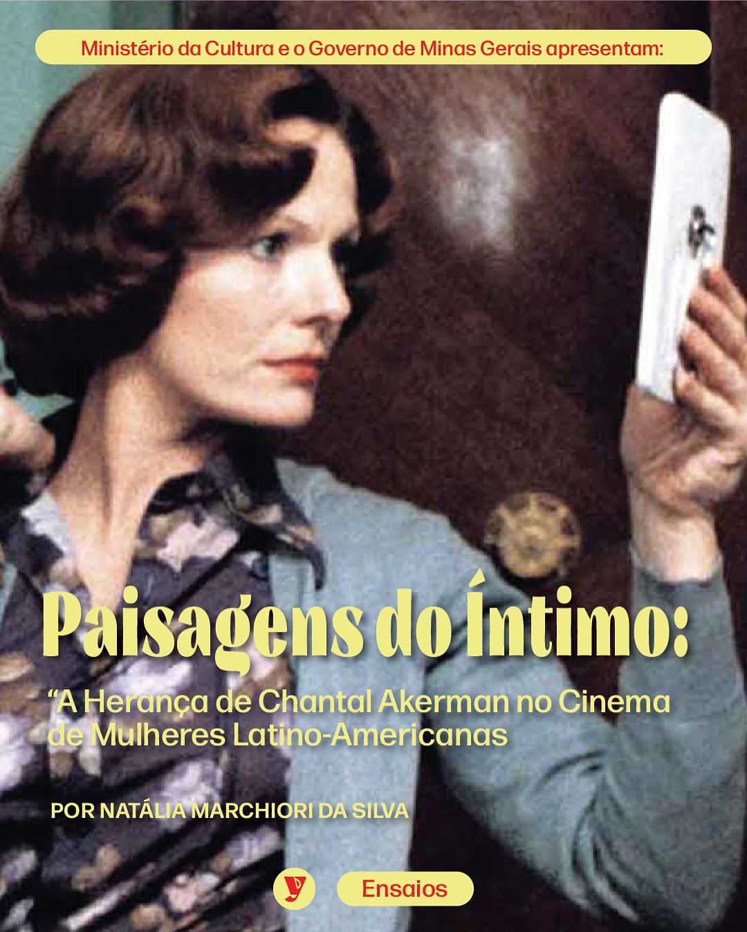 O que Chantal Akerman tem a ver com Baronesa, La Ciénaga ou A Hora da Estrela?
No ensaio “Paisagens do Íntimo”, @natalia_marchiori03 traça relações entre o legado estético de Akerman e o cinema feito por mulheres na América Latina — da militância explícita dos anos 1970 ao deslocamento político rumo ao pessoal, ao íntimo, ao cotidiano.
Como o espaço doméstico se tornou lugar de crítica?
Como a ausência de grandes eventos se tornou gesto radical?
🛋 “Montar é reinscrever: dar corpo ao que foi negado.”
👁 “O erótico está na abertura à alteridade, ao risco, à metamorfose.”
📚 Leia o ensaio completo em sarayrosa.com
#ChantalAkerman #CinemaLatinoamericano #Baronesa #LaCiénaga #ACasa #OCantodasAmapolas #AHoradaEstrela #MarDeRosas #FemininoPlural #ParahybaMulherMacho #AEntrevista #CinemaFeminista #CinemaDoÍntimo #CinemaPolítico #NatáliaMarchiori #SaraYRosa #FilmesPorMulheres
🇪🇸
¿Qué tiene que ver Chantal Akerman con Baronesa, La Ciénaga o La hora de la estrella?
En el ensayo “Paisajes de lo Íntimo”, Natália Marchiori rastrea el legado estético de Akerman en el cine hecho por mujeres en América Latina — del cine militante de los años 70 a una política del detalle, del cuerpo, de lo doméstico.
¿Cómo se vuelve político el espacio íntimo?
¿Cómo el silencio se convierte en forma de resistencia?
🛋 “Montar es reinscribir: dar cuerpo a lo que fue negado.”
👁 “Lo erótico está en la apertura a la otredad, al riesgo, a la metamorfosis.”
📚 Lee el ensayo completo en sarayrosa.com
#ChantalAkerman #CineLatinoamericano #Baronesa #LaCiénaga #Casa #ElCantodelasAmapolas #LaHoradelaEstrella #MarDeRosas #FemininoPlural #ParahybaMulherMacho #AEntrevista #CineFeminista #CineÍntimo #CinePolítico #NatáliaMarchiori #SaraYRosa #CineHechoPorMujeres